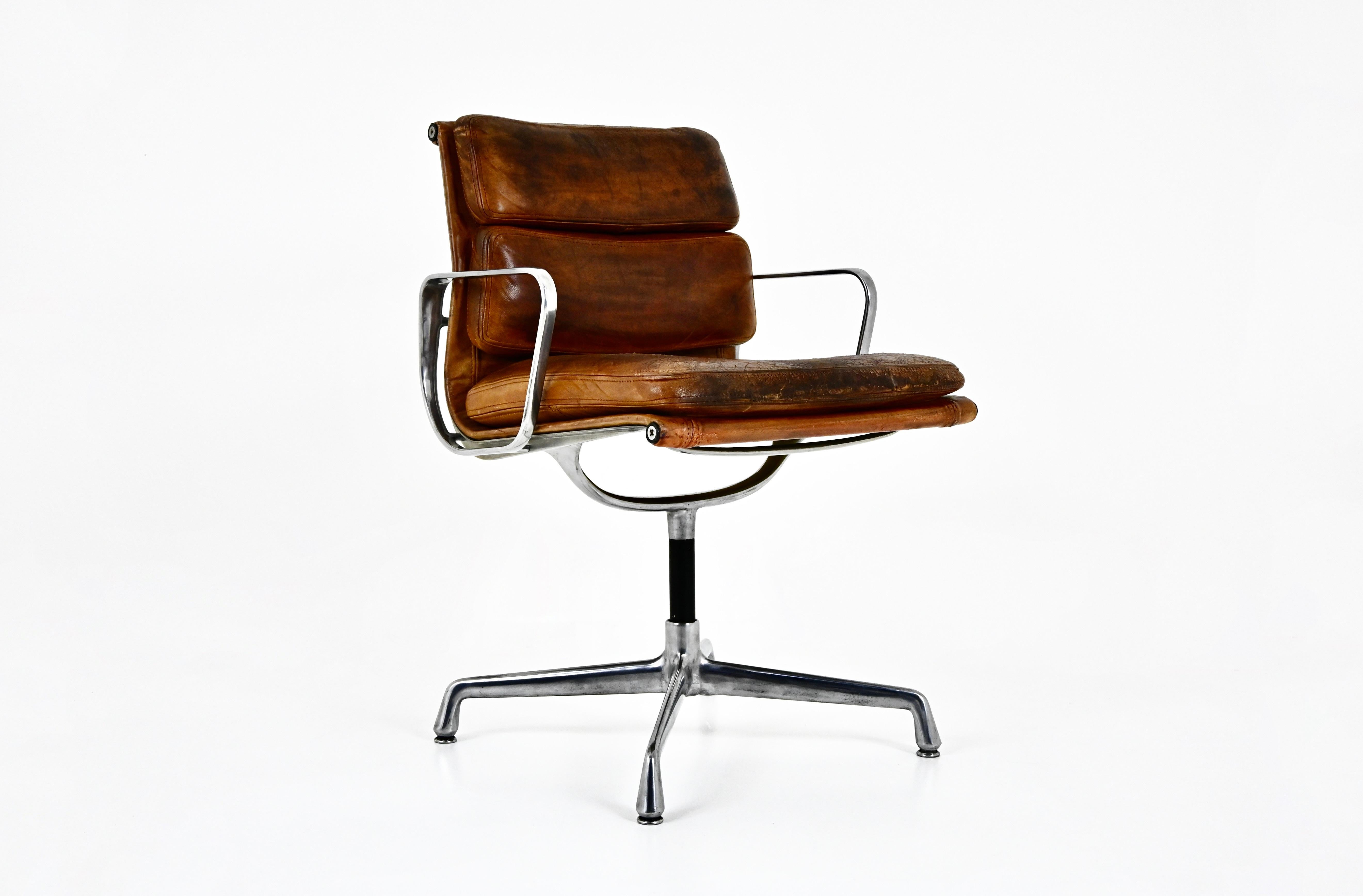 Poltrona in pelle marrone con base in alluminio. Altezza della seduta: 54 cm. Stampigliato Herman Miller. Usura dovuta al tempo e all'età della poltrona. 
Per la spedizione, richiedici di ricevere il miglior prezzo.