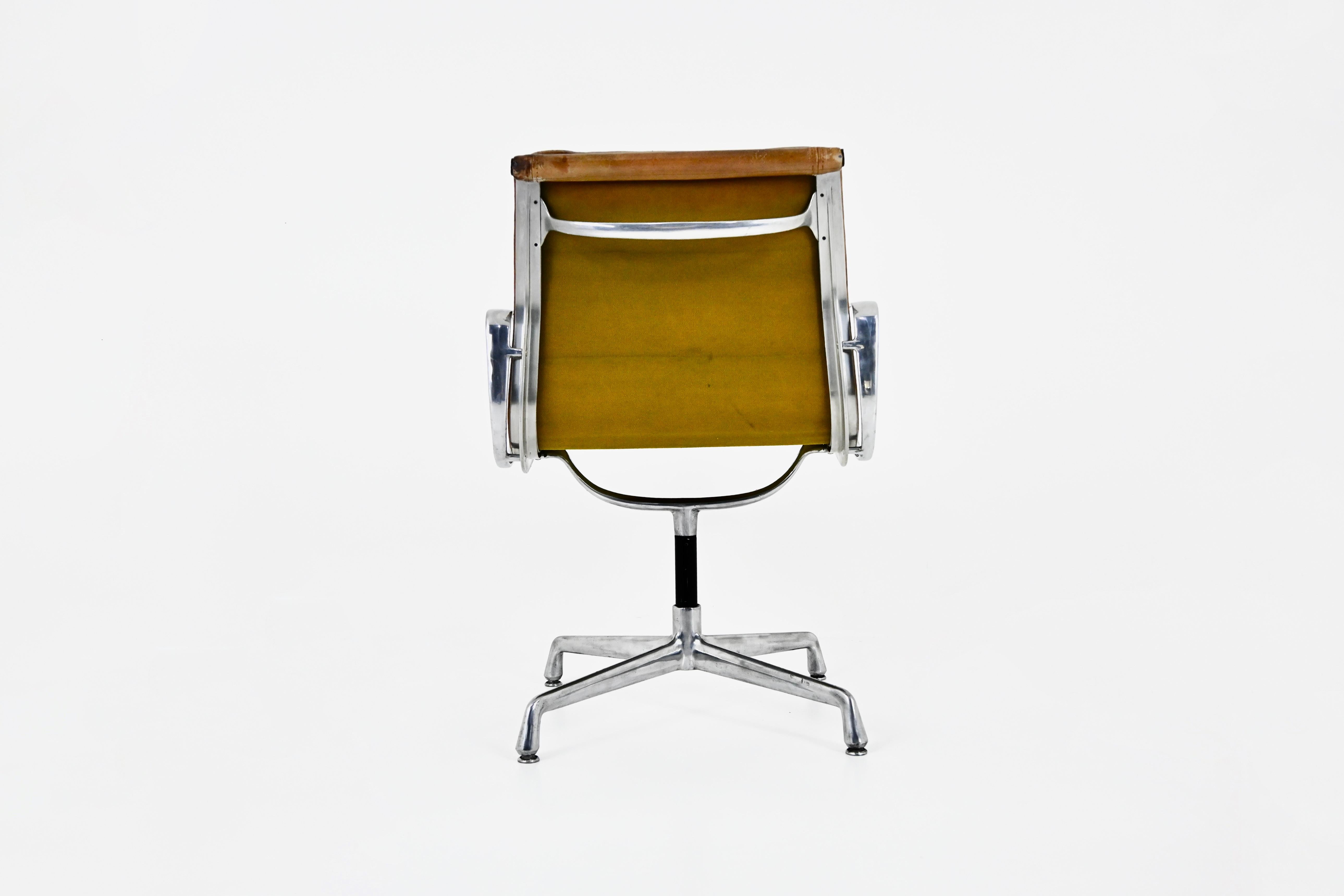 Fine XX secolo Sedia Soft Pad di Charles and Ray Eames per Herman Miller, anni '70 in vendita