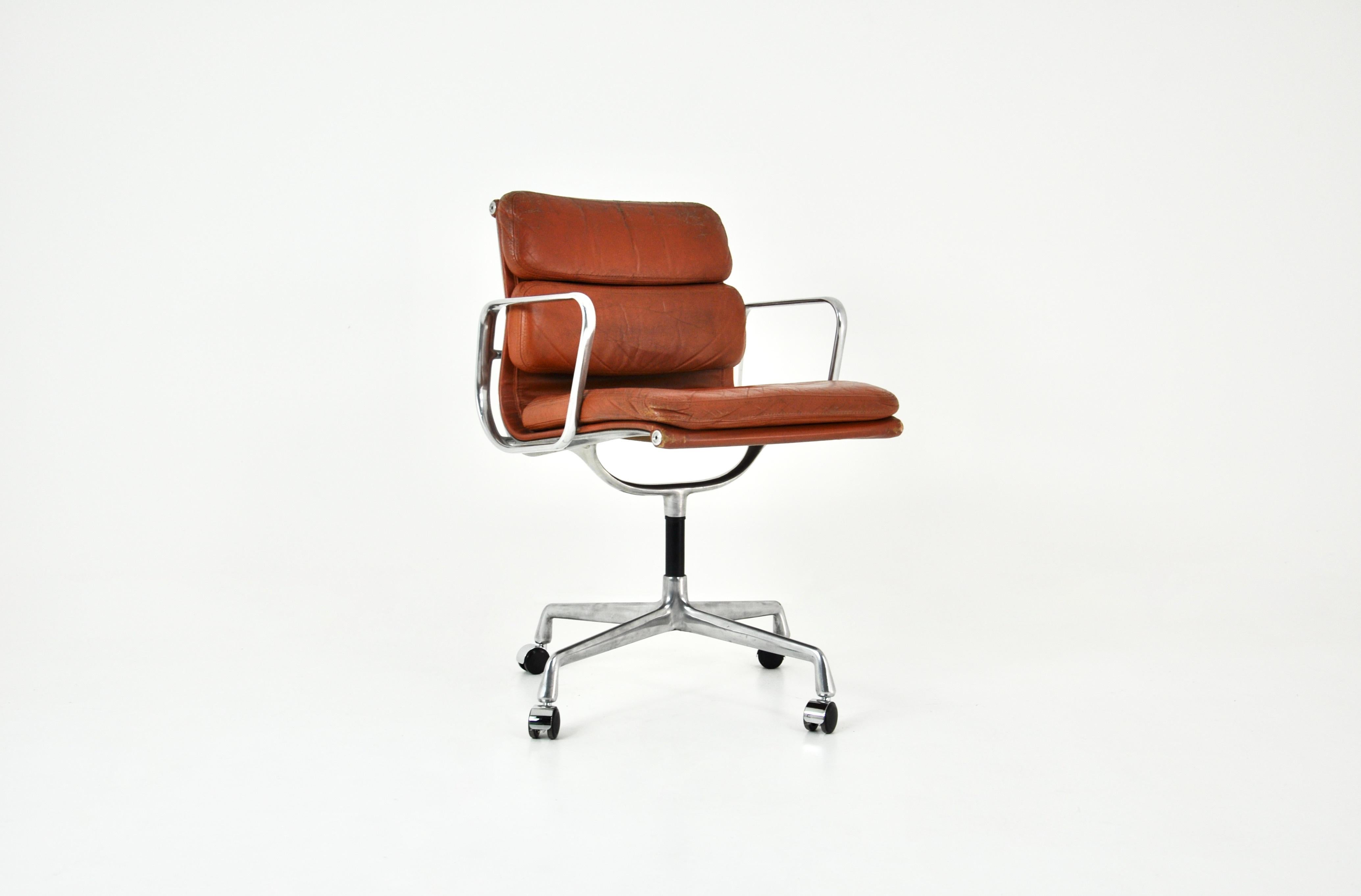 Brown leather armchair with aluminium base. Turns on itself. Dimensions: seat height 57 cm. Stamped Herman Miller.  Wear due to time and age of the chair.
For shipping, request us for receive the best price.