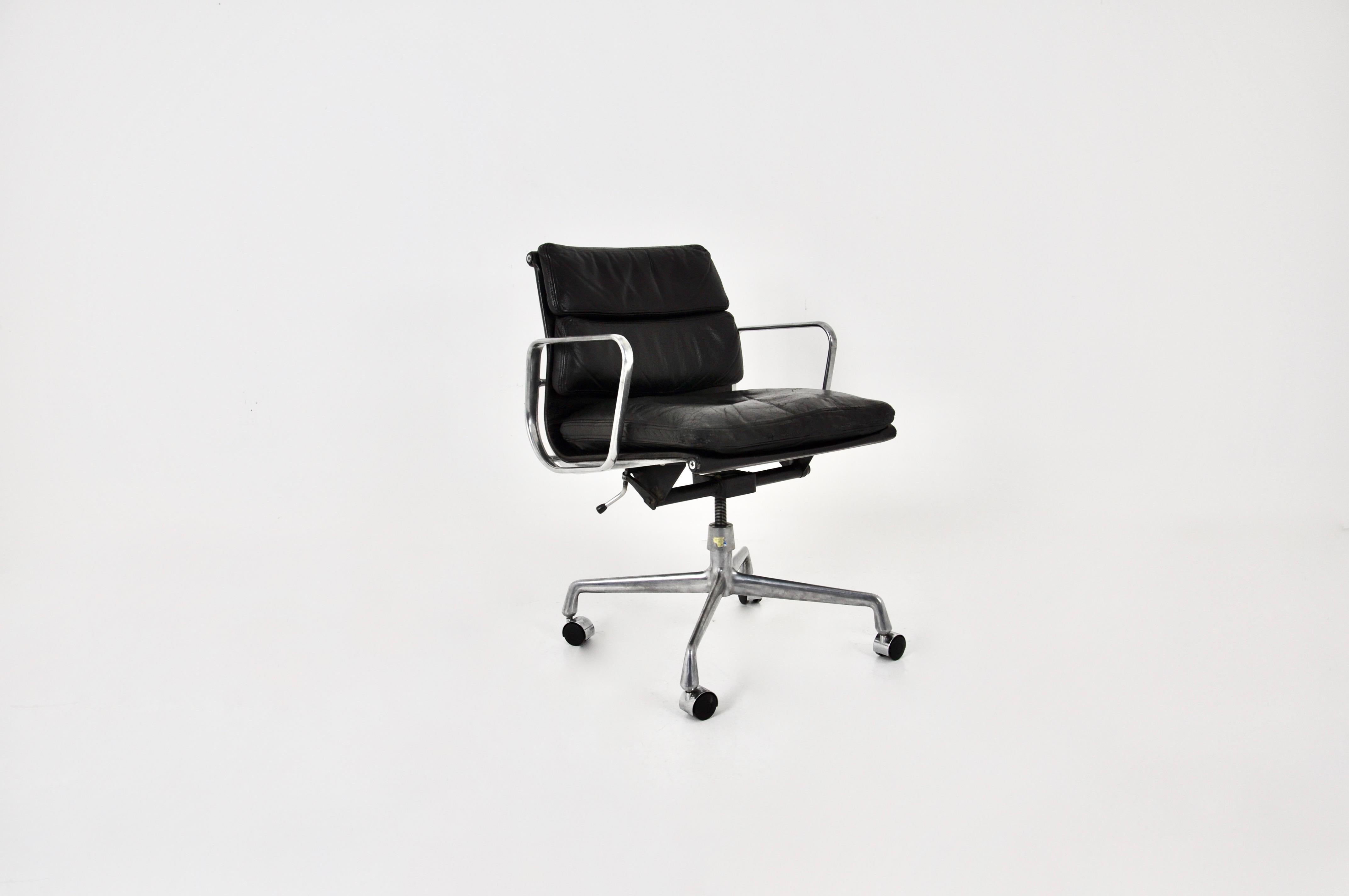 Black leather armchair with aluminium base and wheels. Turns on itself. Dimensions: Seat height 53cm. Stamped Ring Mobelfabrikk Norway. Wear due to time and age of the chair.