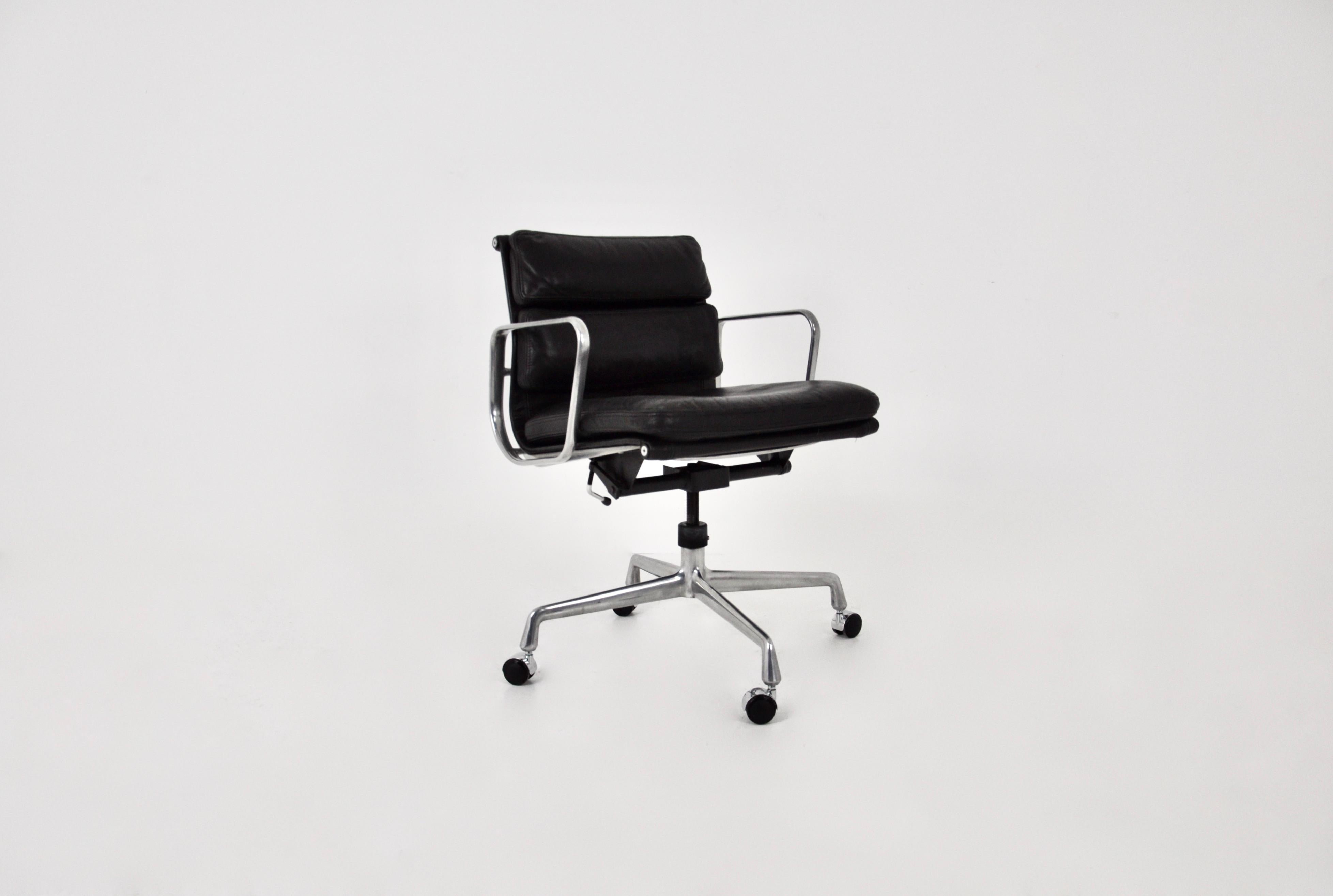 Black leather armchair with aluminium base and wheels. Turns on itself. Dimensions: Seat height 53cm. Stamped Ring Mobelfabrikk Norway. Wear due to time and age of the chair.