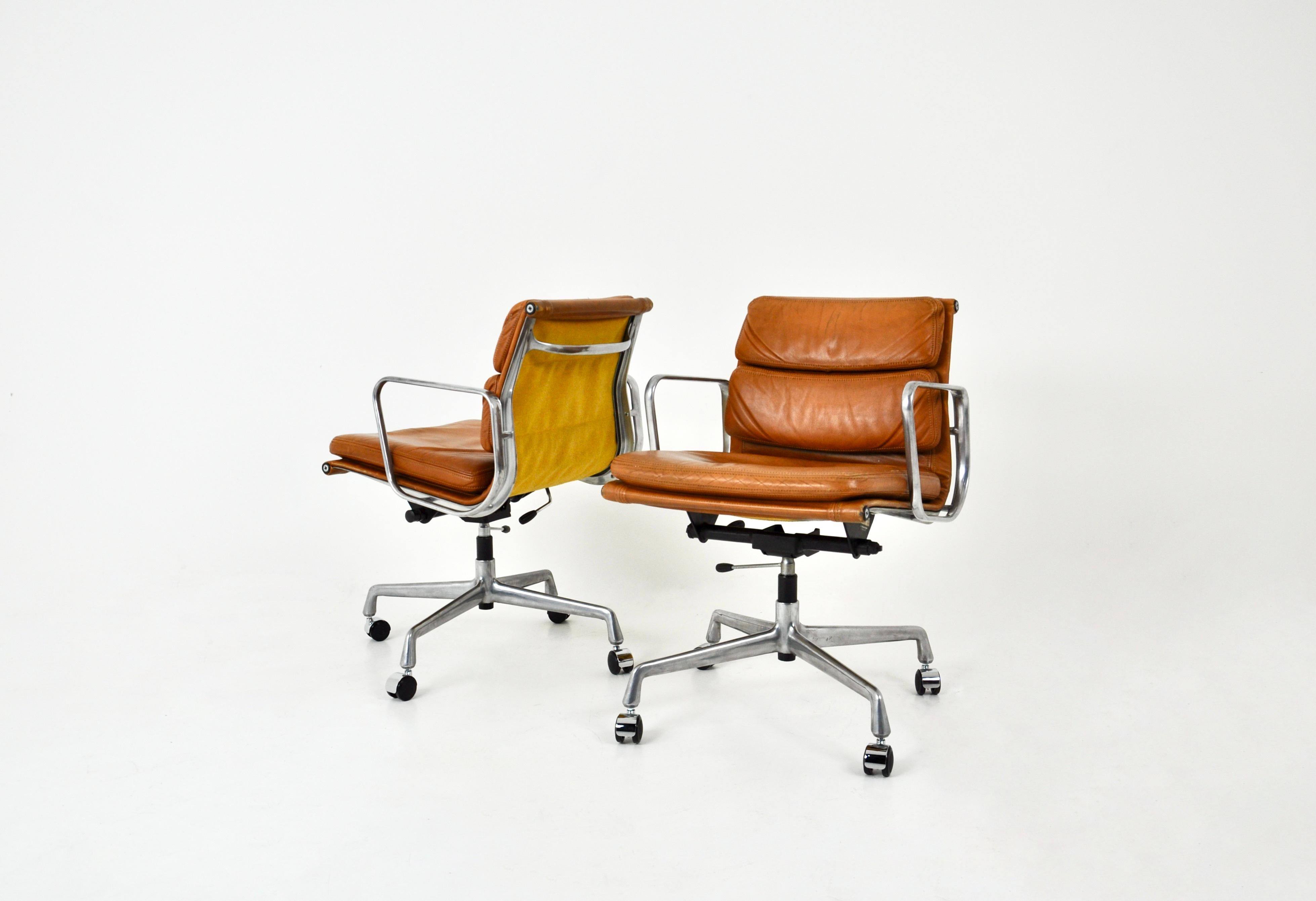 Cognac-colored leather armchairs with aluminum base and wheels. Self-turning and height-adjustable. Seat height min. 53 cm, max. 59 cm. Wear due to time and age.
For shipping, request us for receive the best price.