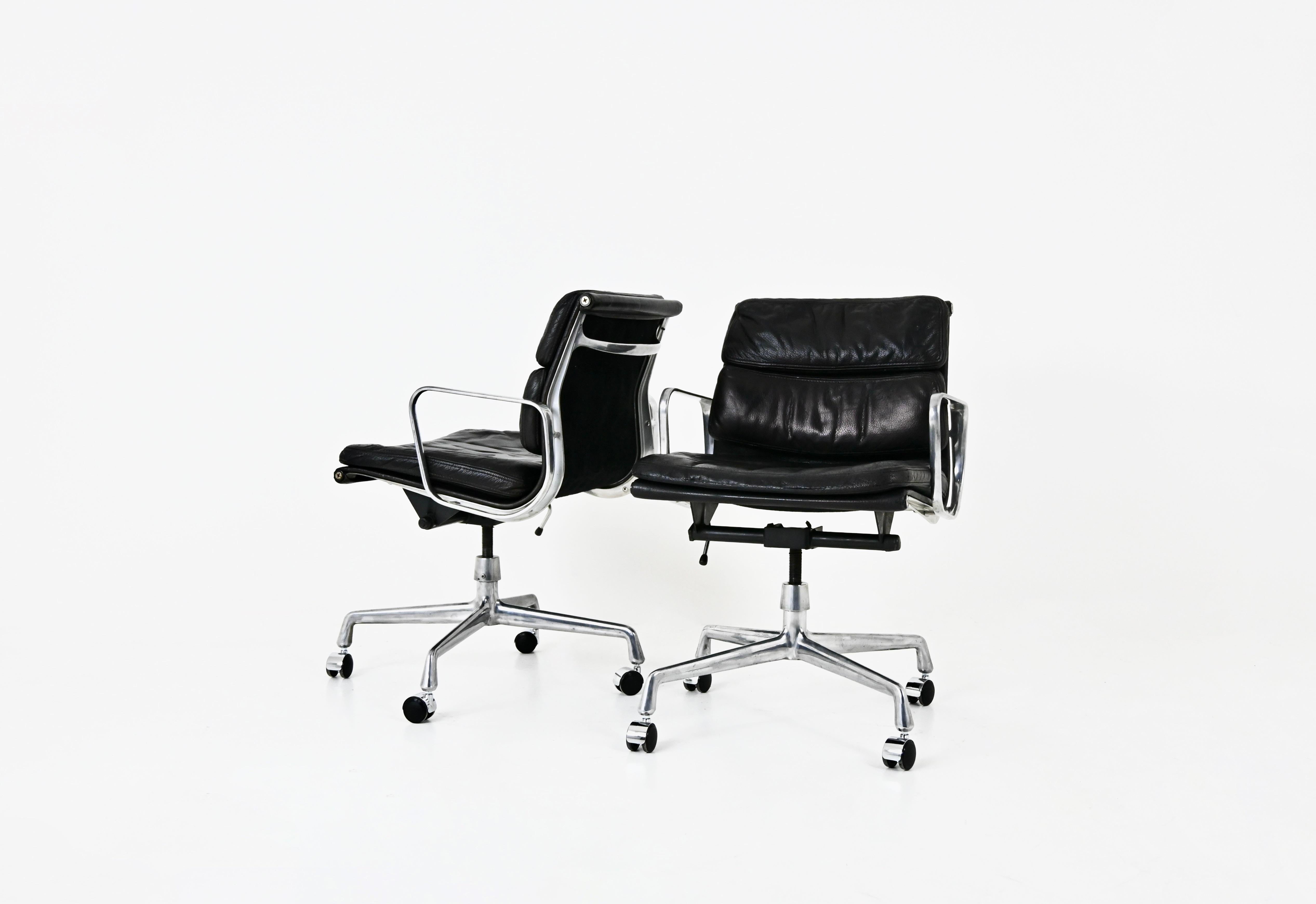Set di 2 poltrone in pelle nera con base in alluminio e ruote. Si accende da solo. Dimensioni: Altezza della seduta 51 cm. Anello timbrato Mobelfabrikk Norvegia. Usura dovuta al tempo e all'età.
PER LA SPEDIZIONE, RICHIEDICI DI RICEVERE IL MIGLIOR