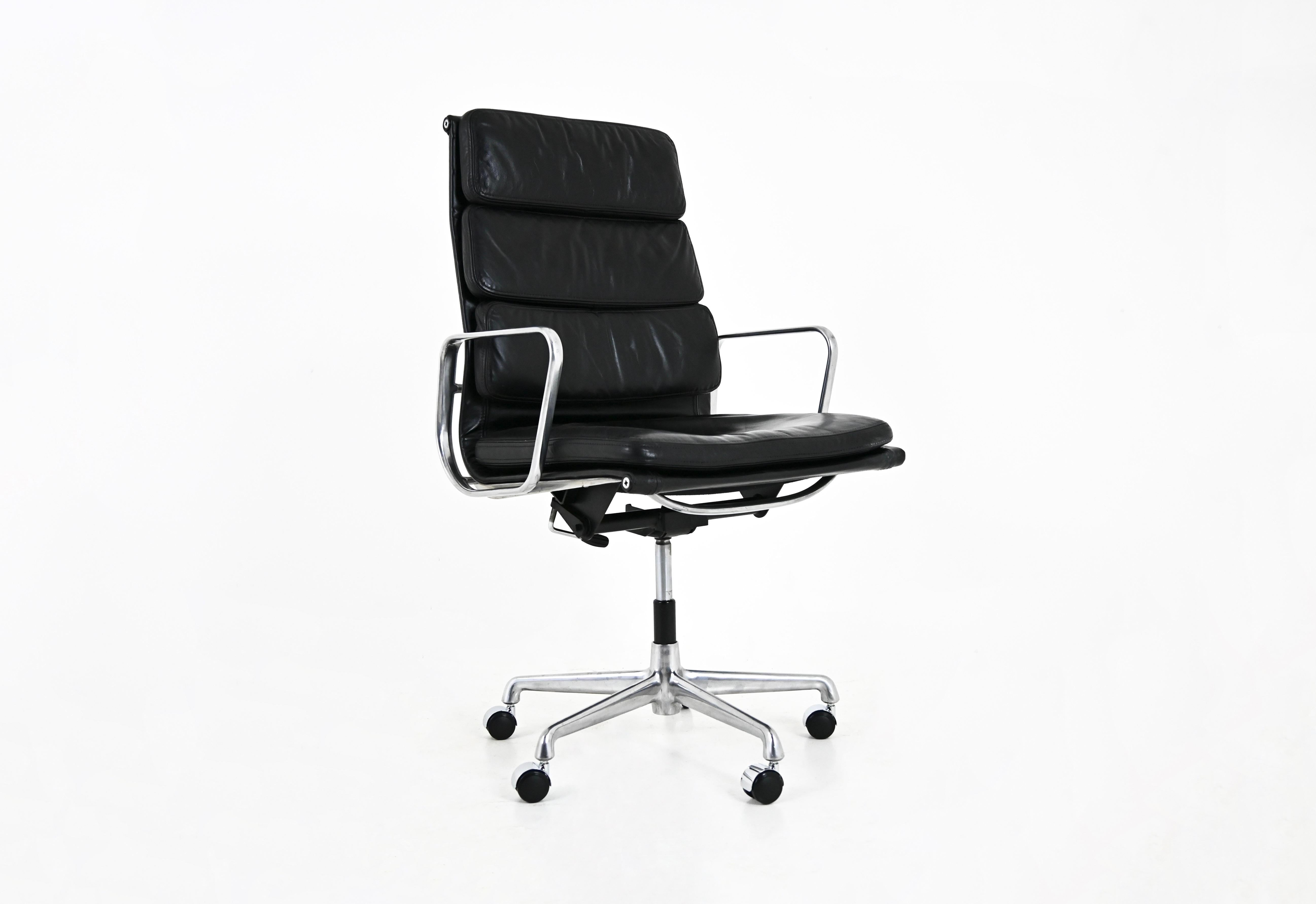 Lederstuhl mit Aluminiumfuß und Rollen. Unter dem Sitz ist Herman Miller eingestanzt. Der Stuhl dreht sich um sich selbst und lehnt sich zurück. Sitzhöhe: 52 cm. Zeit- und altersbedingte Abnutzung. 
Für den Versand, fragen Sie uns für den besten