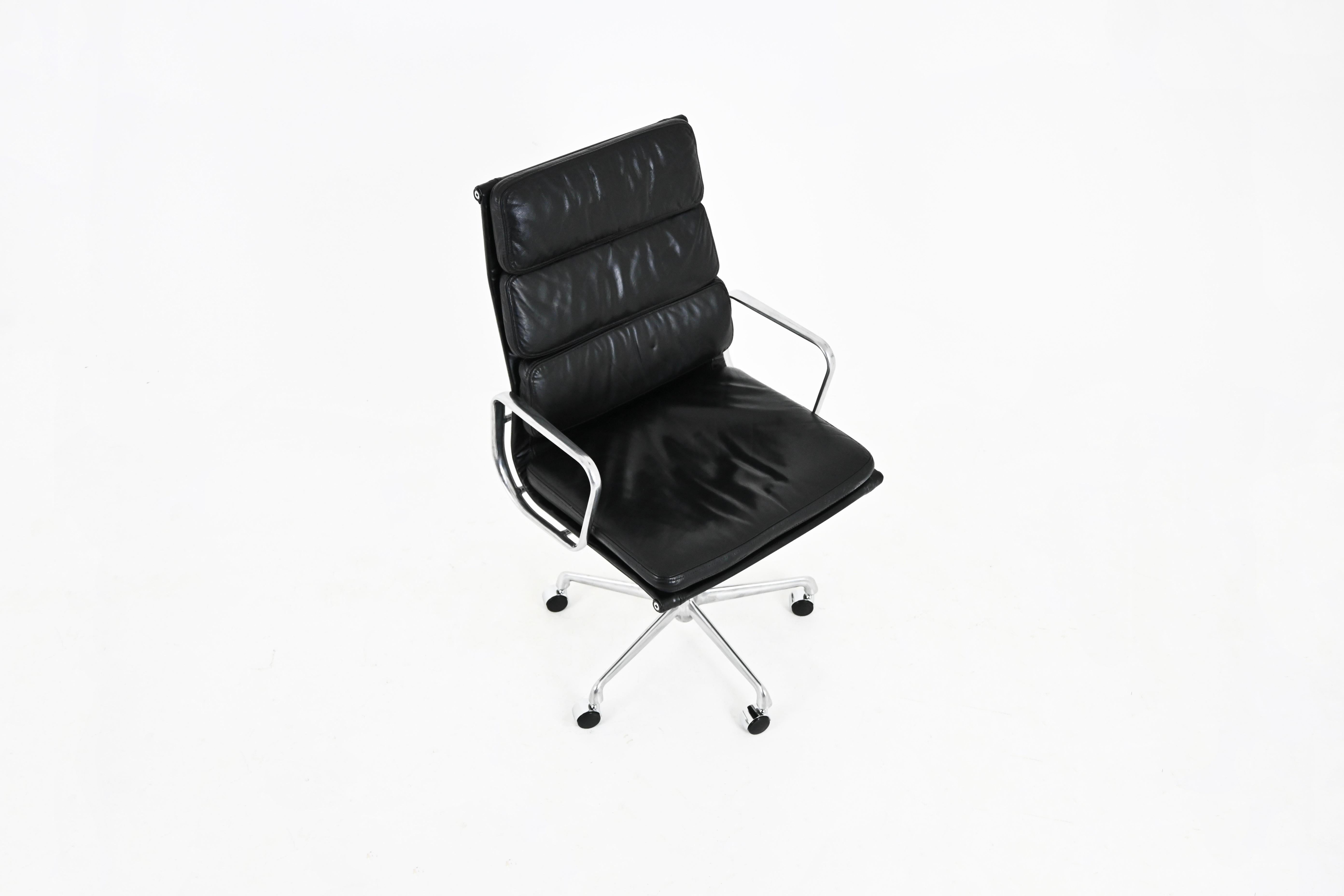 Schreibtischstuhl mit weichem Gestell von Charles & Ray Eames für Herman Miller, 1970er Jahre (Moderne der Mitte des Jahrhunderts) im Angebot