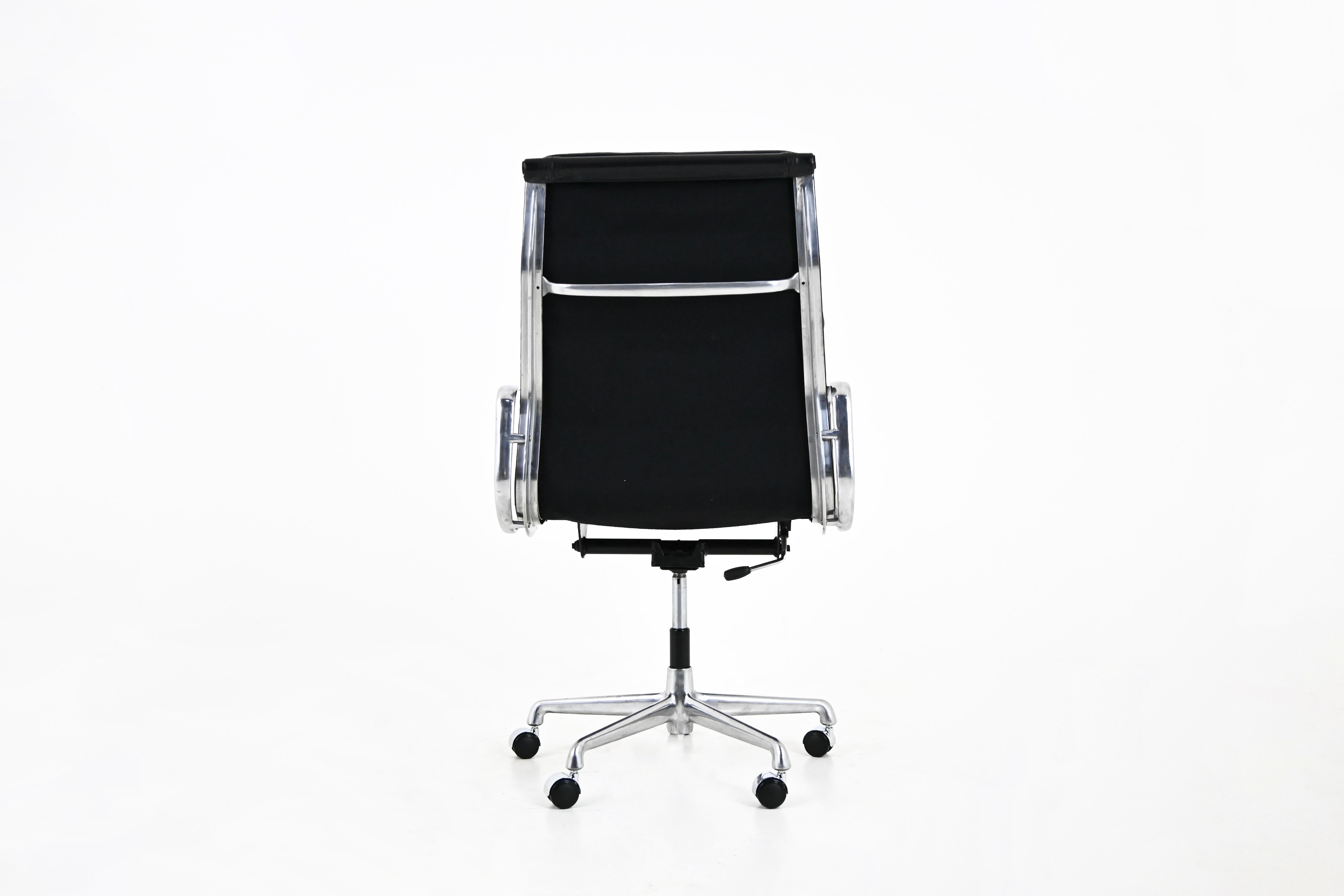 Schreibtischstuhl mit weichem Gestell von Charles & Ray Eames für Herman Miller, 1970er Jahre (Ende des 20. Jahrhunderts) im Angebot