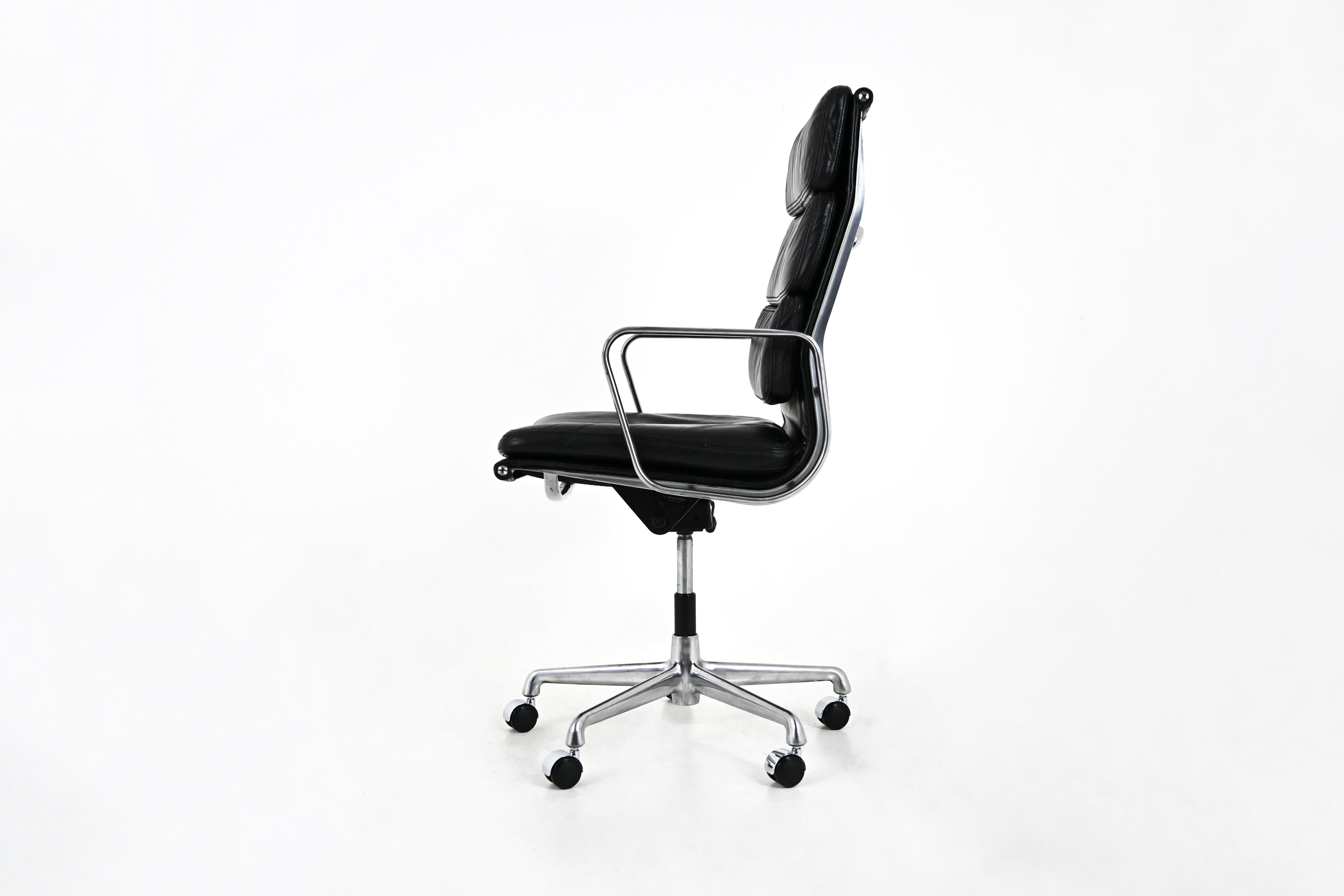 Schreibtischstuhl mit weichem Gestell von Charles & Ray Eames für Herman Miller, 1970er Jahre (Aluminium) im Angebot