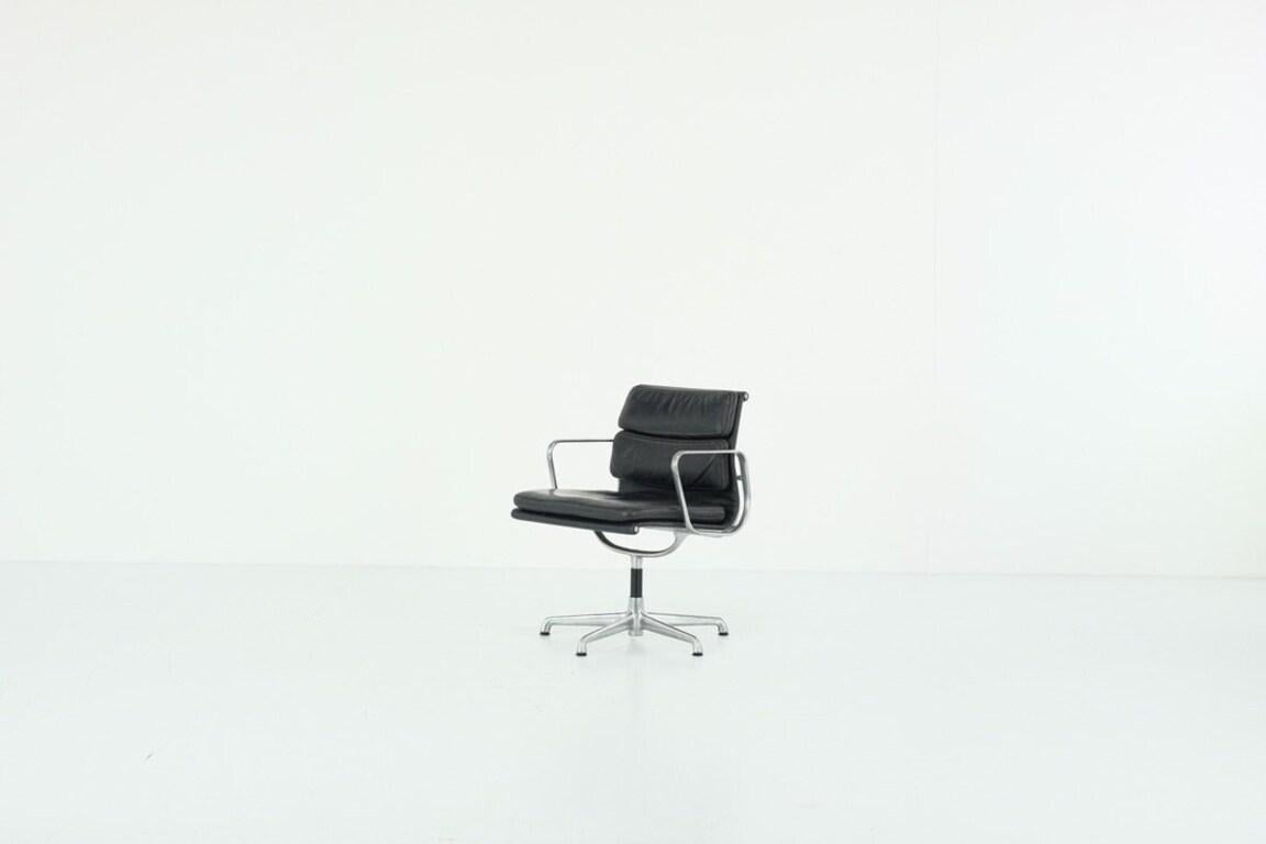 Magnifique pad de Charles Eames pour ICF Italie. Le fauteuil a été conçu dans les années 70. Le fauteuil est en cuir noir et possède des accoudoirs en métal. Il présente quelques signes d'usure dus au temps mais il est en très bon état.