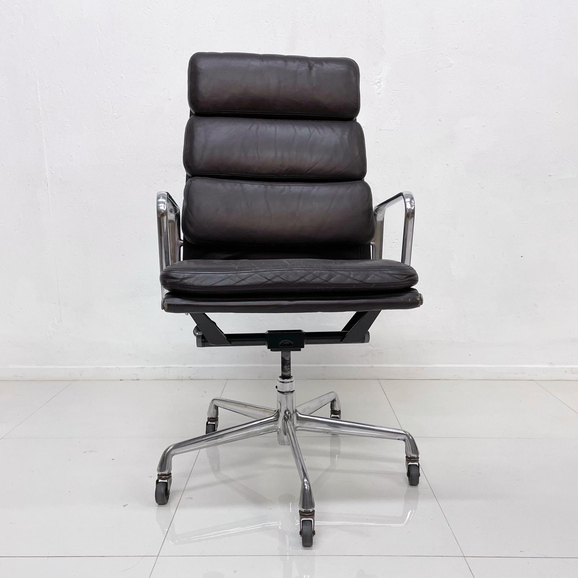 For your consideration, a vintage soft pad office chair, designed by Charles and Ray Eames for the Aluminum Group, for Herman Miller.

The chair doesn't have the Herman Miller or Vitra label present. 

The chair is vintage with brown leather.