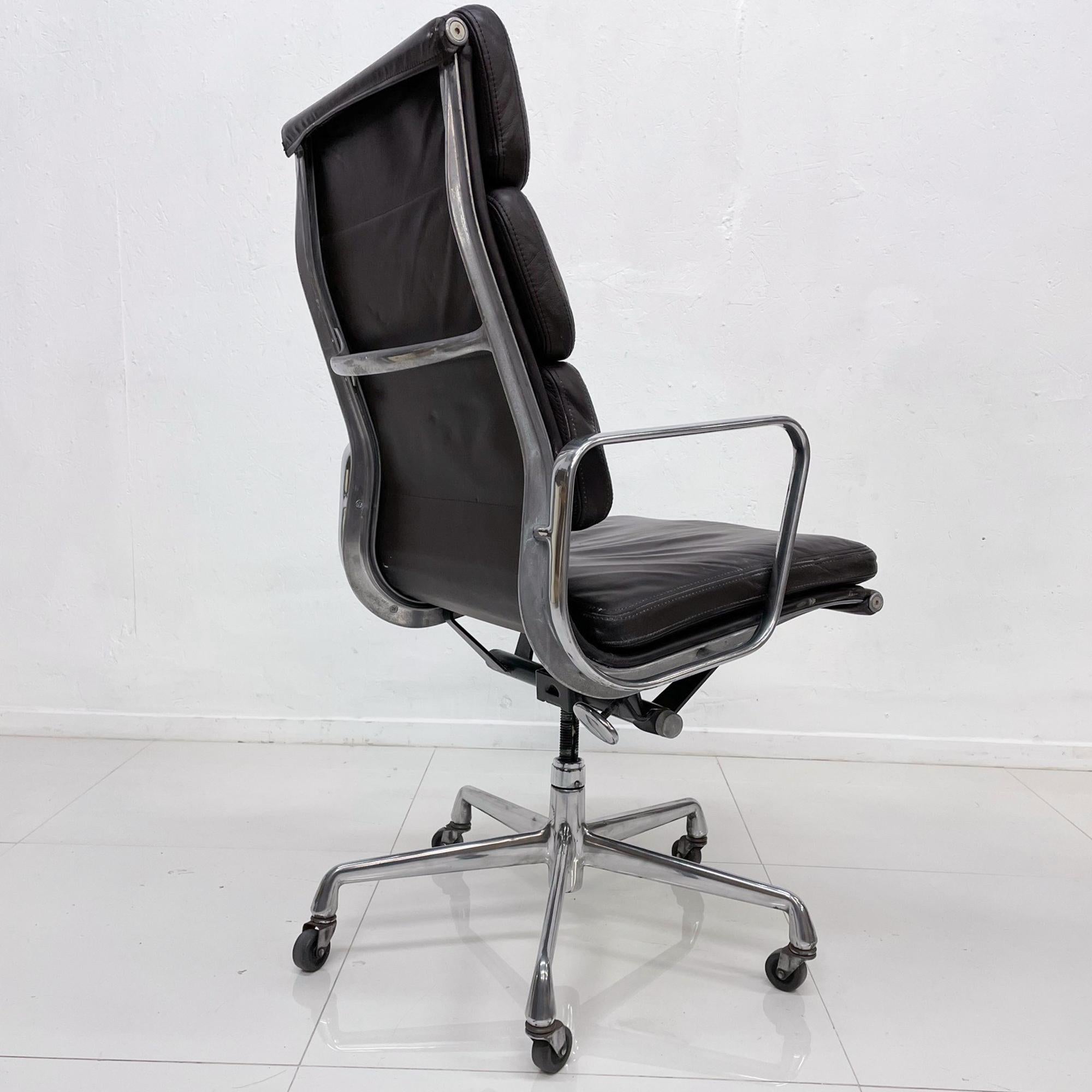 Soft Pad Eames Aluminum Group Office Chair Herman Miller Vitra Brown Leather In Good Condition In Chula Vista, CA