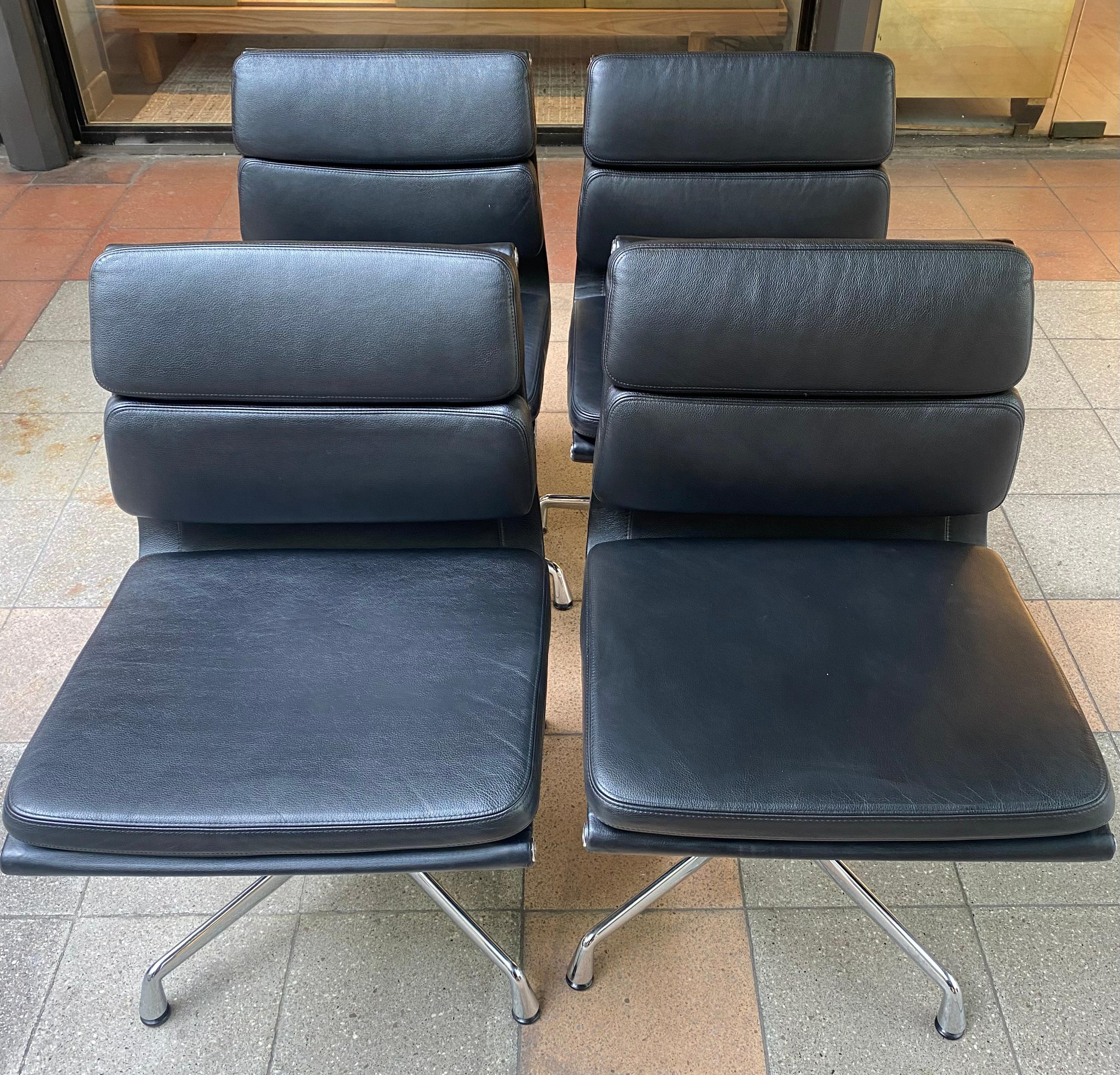 Soft Pad - Eames 
Set of 2 soft pad chairs 
Black leather and aluminium 
Swivel 
Signed, dated and numbered 
Ref :
Swivel office chairs. Black leather seat and back.
Chrome-plated cast aluminium four-star base.
Dimensions ; H.: 84 cm, W.: 55 cm, D.: