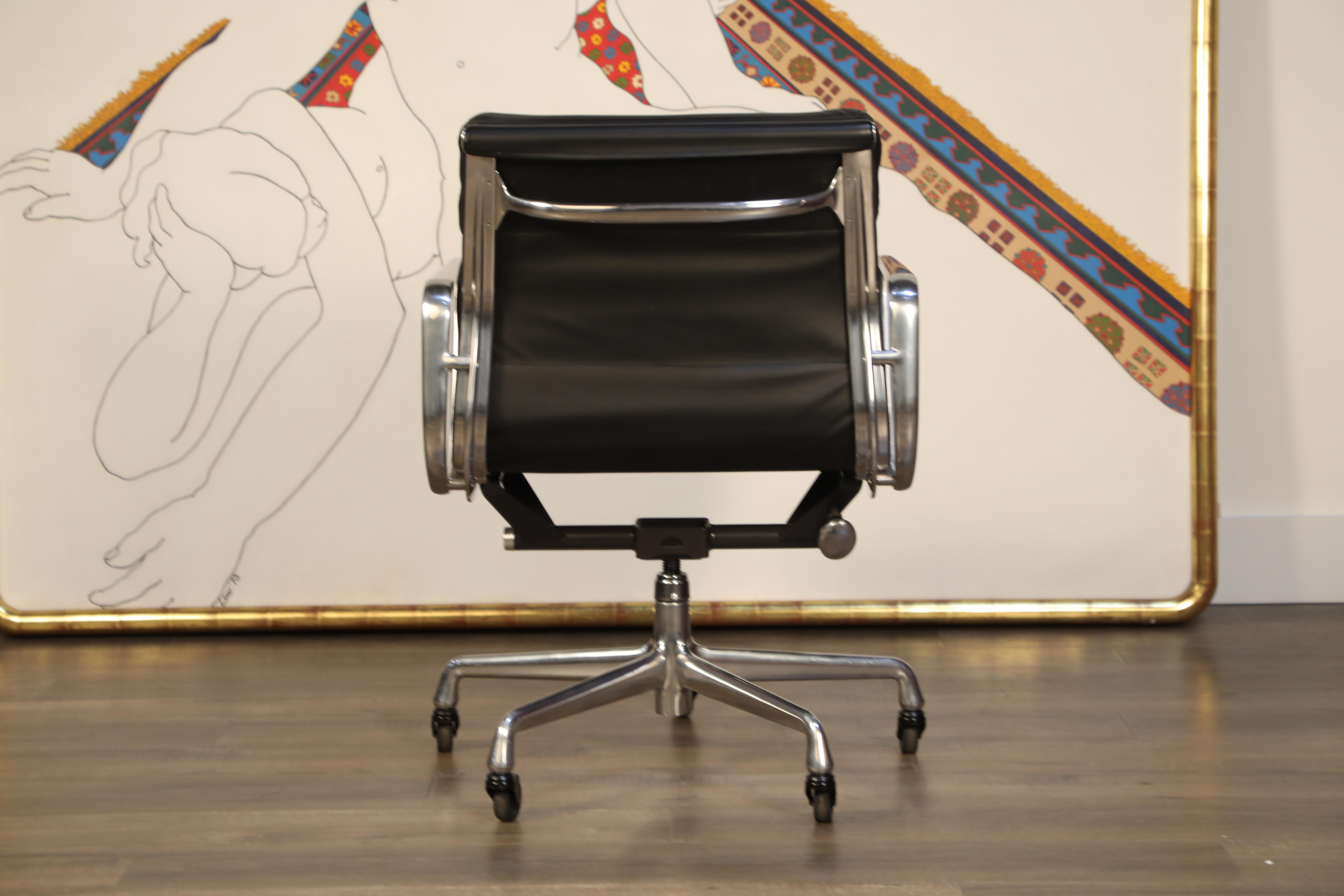 Soft Pad Management Chair by Charles Eames for Herman Miller, 2006 Near Mint In Excellent Condition In Los Angeles, CA