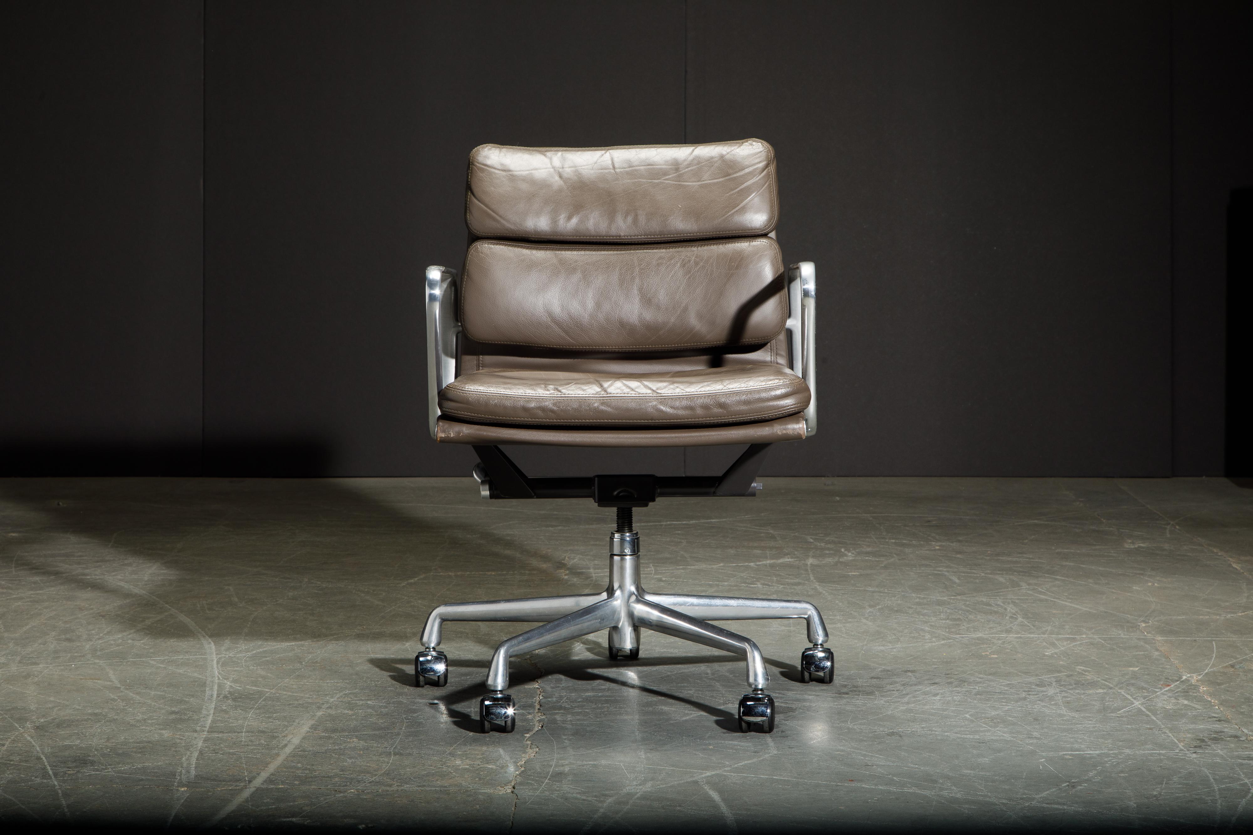 This sought after and in-demand leather desk chair is the classic 'Soft Pad Management Chair' from the aluminum group line, designed by Charles and Ray Eames for Herman Miller. Featuring its original vintage leather upholstery over five-star