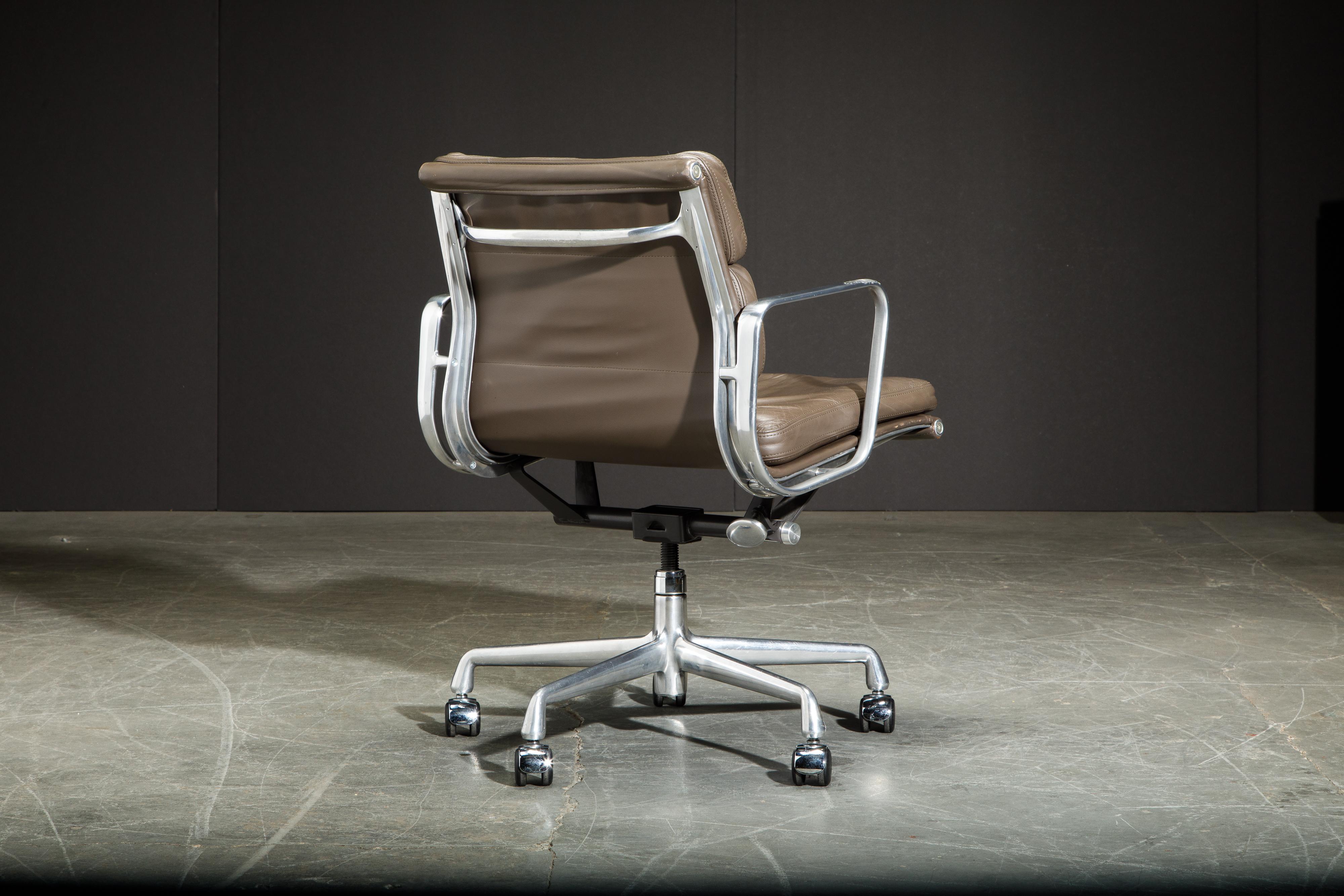 Soft Pad Management Desk Chair by Charles and Ray Eames for Herman Miller In Good Condition In Los Angeles, CA