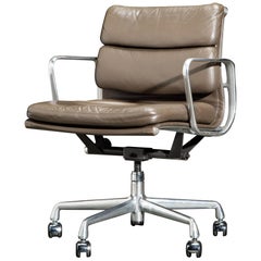 Chaise de bureau Soft Pad Management de Charles et Ray Eames pour Herman Miller