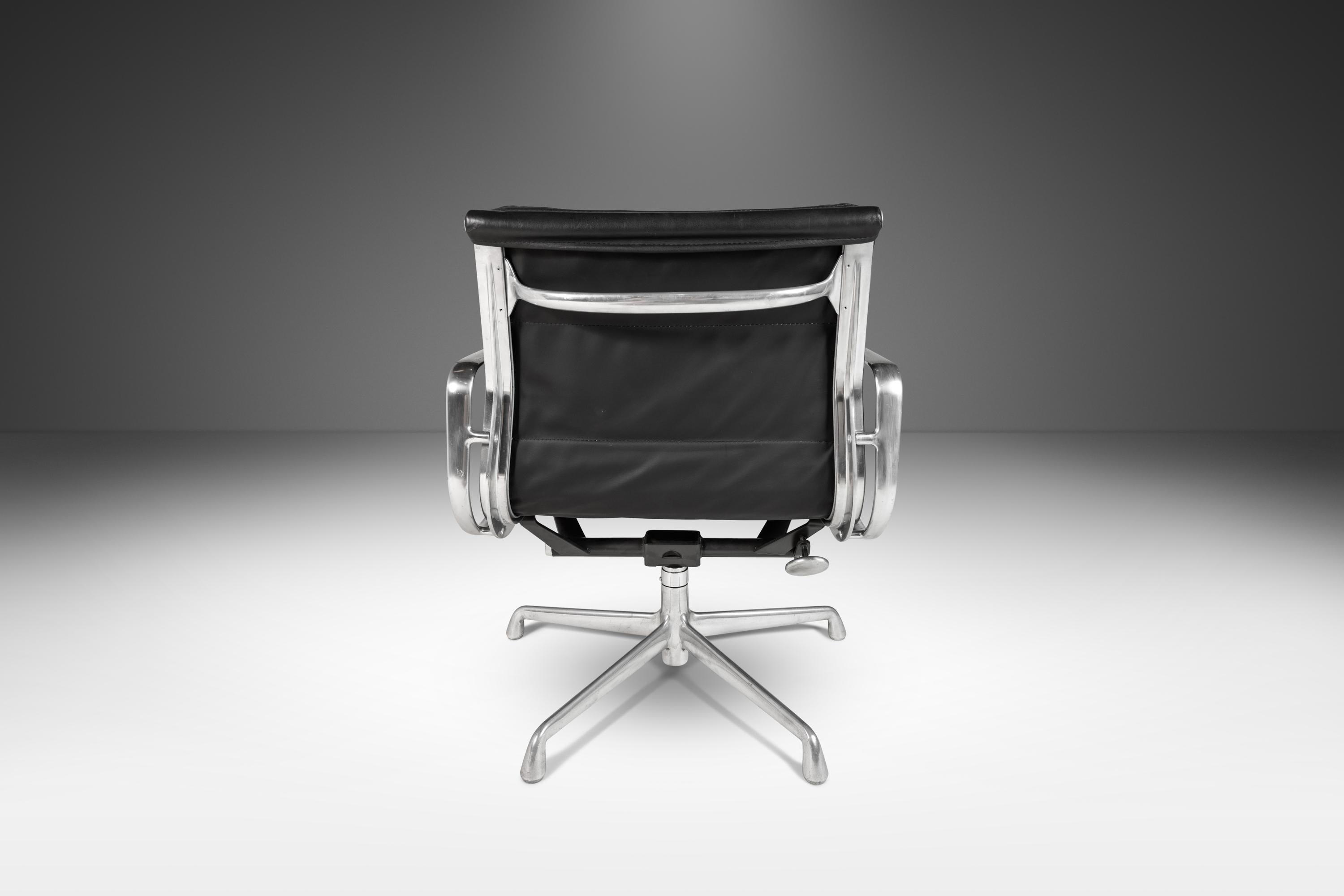 Soft Pad Management Office Chair in Leather by Eames for Herman Miller, c. 1995 4