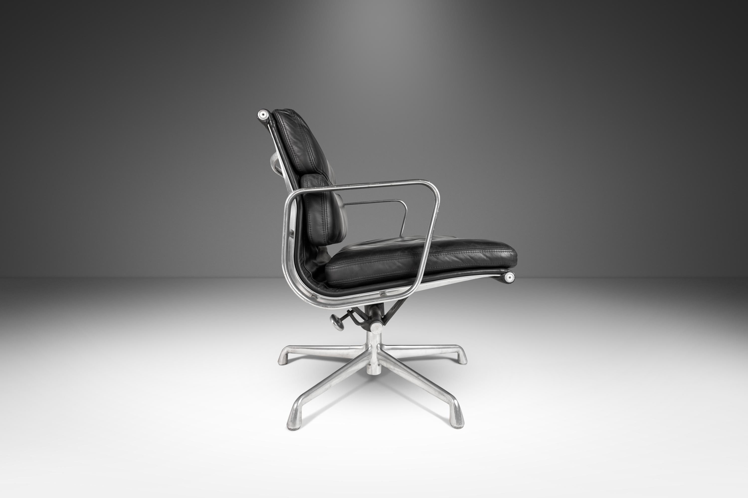 Soft Pad Management Office Chair in Leather by Eames for Herman Miller, c. 1995 6