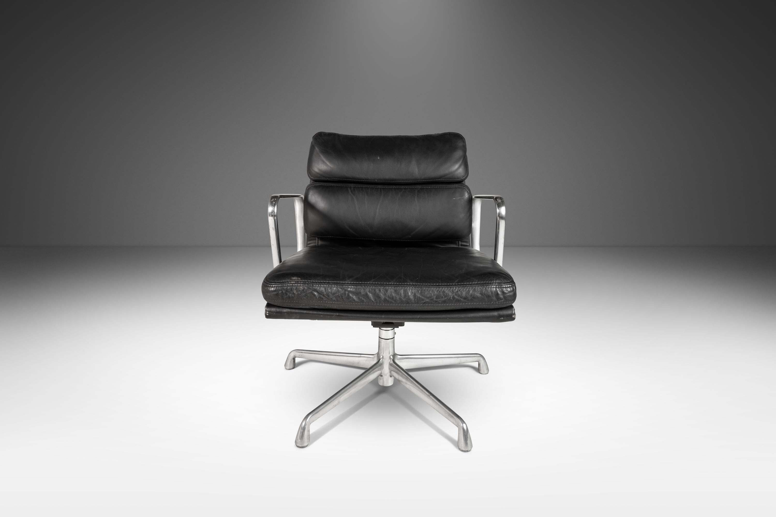 Mid-Century Modern Soft Pad Management Office Chair in Leather by Eames for Herman Miller, c. 1995