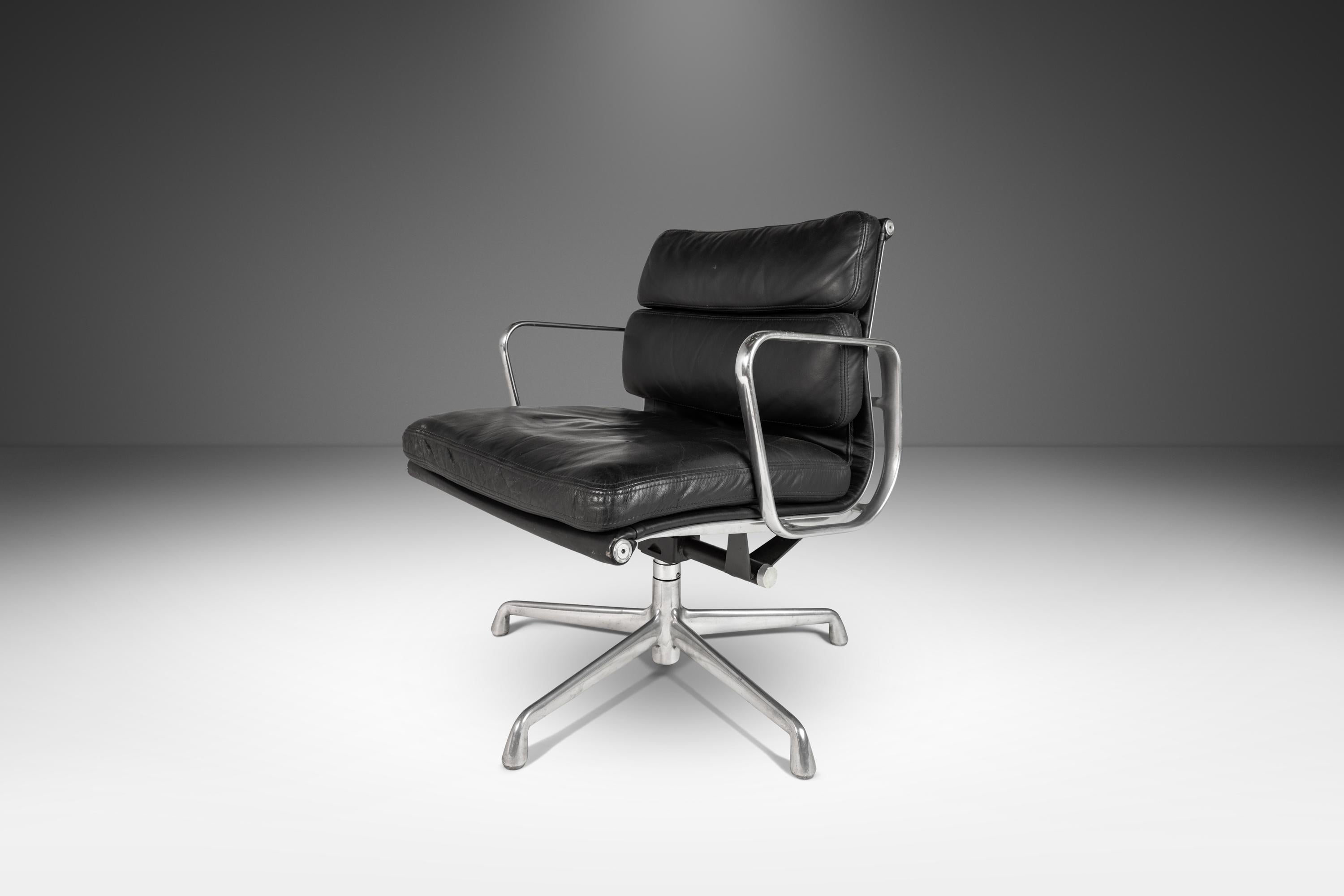 Soft Pad Management Office Chair in Leather by Eames for Herman Miller, c. 1995 In Good Condition In Deland, FL