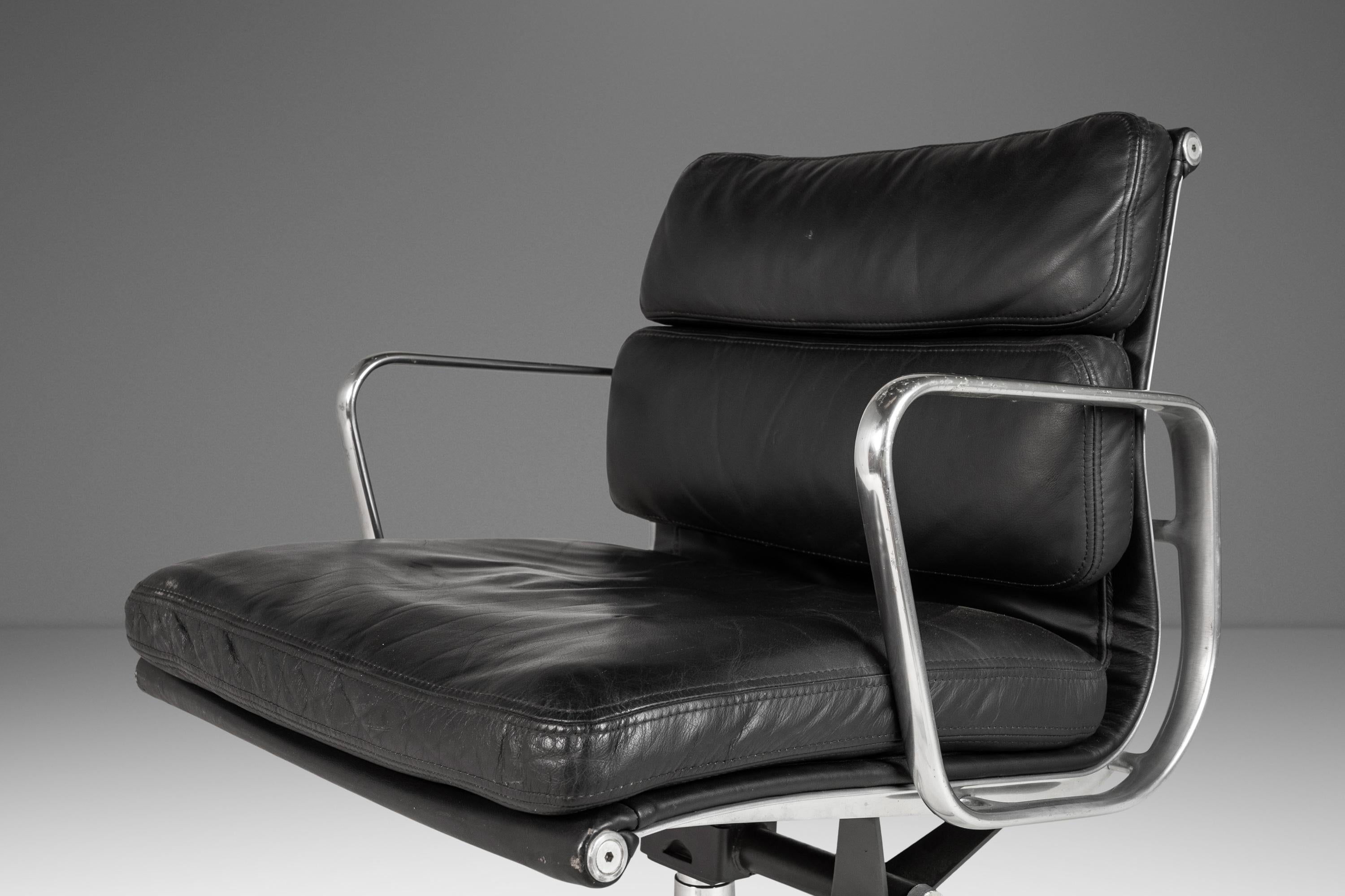 Late 20th Century Soft Pad Management Office Chair in Leather by Eames for Herman Miller, c. 1995