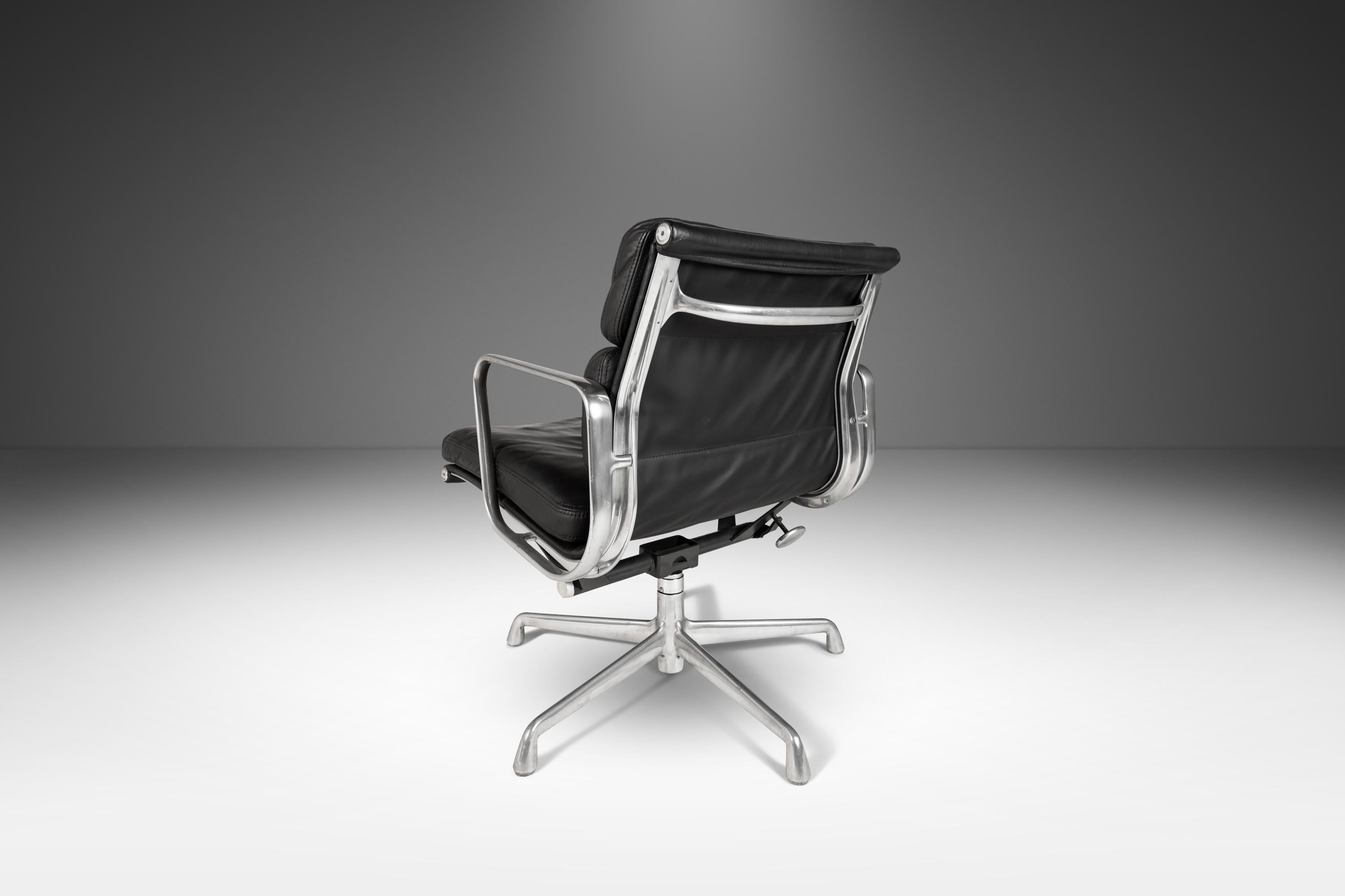 Soft Pad Management Office Chair in Leather by Eames for Herman Miller, c. 1995 2