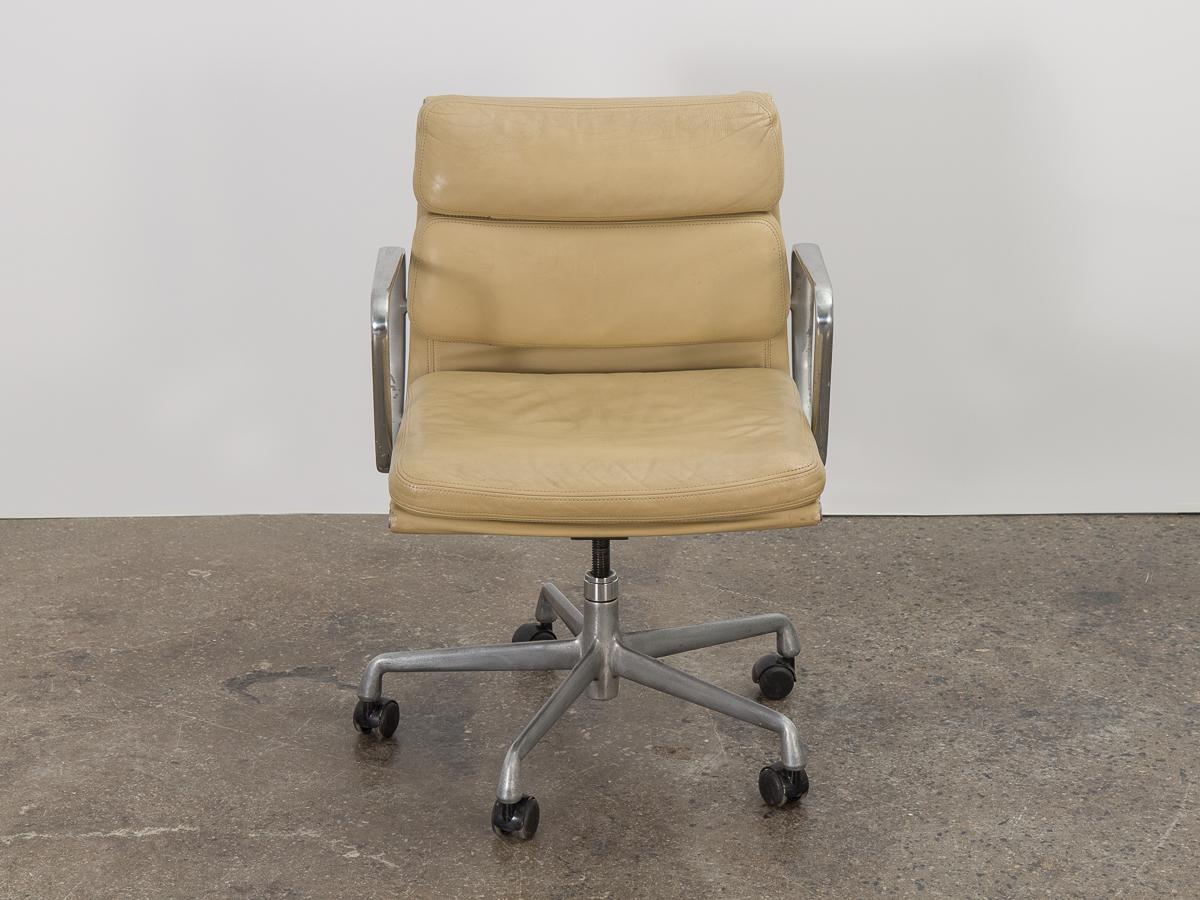 Model EA 217 soft pad management swivel chair in camel leather, designed by Charles and Ray Eames for Herman Miller. The ultimate desk chair that delivers function and comfort. Known for their seat cushions, our vintage example is incredibly