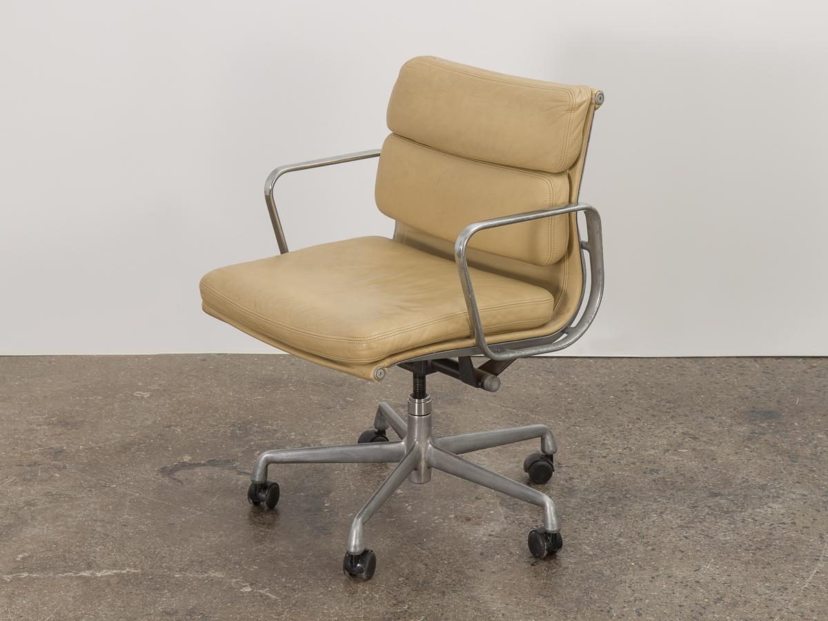 Mid-Century Modern Soft Pad Management Swivel Chair