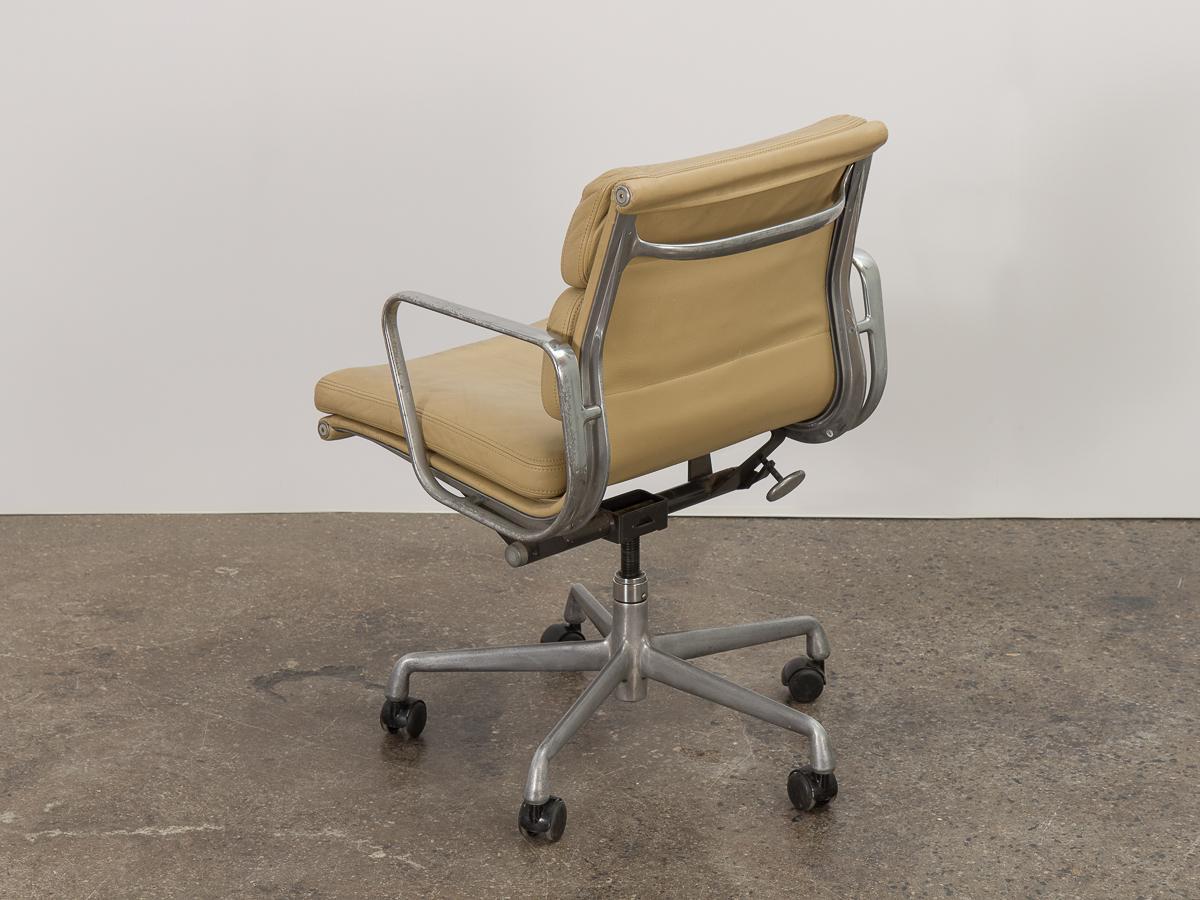 American Soft Pad Management Swivel Chair