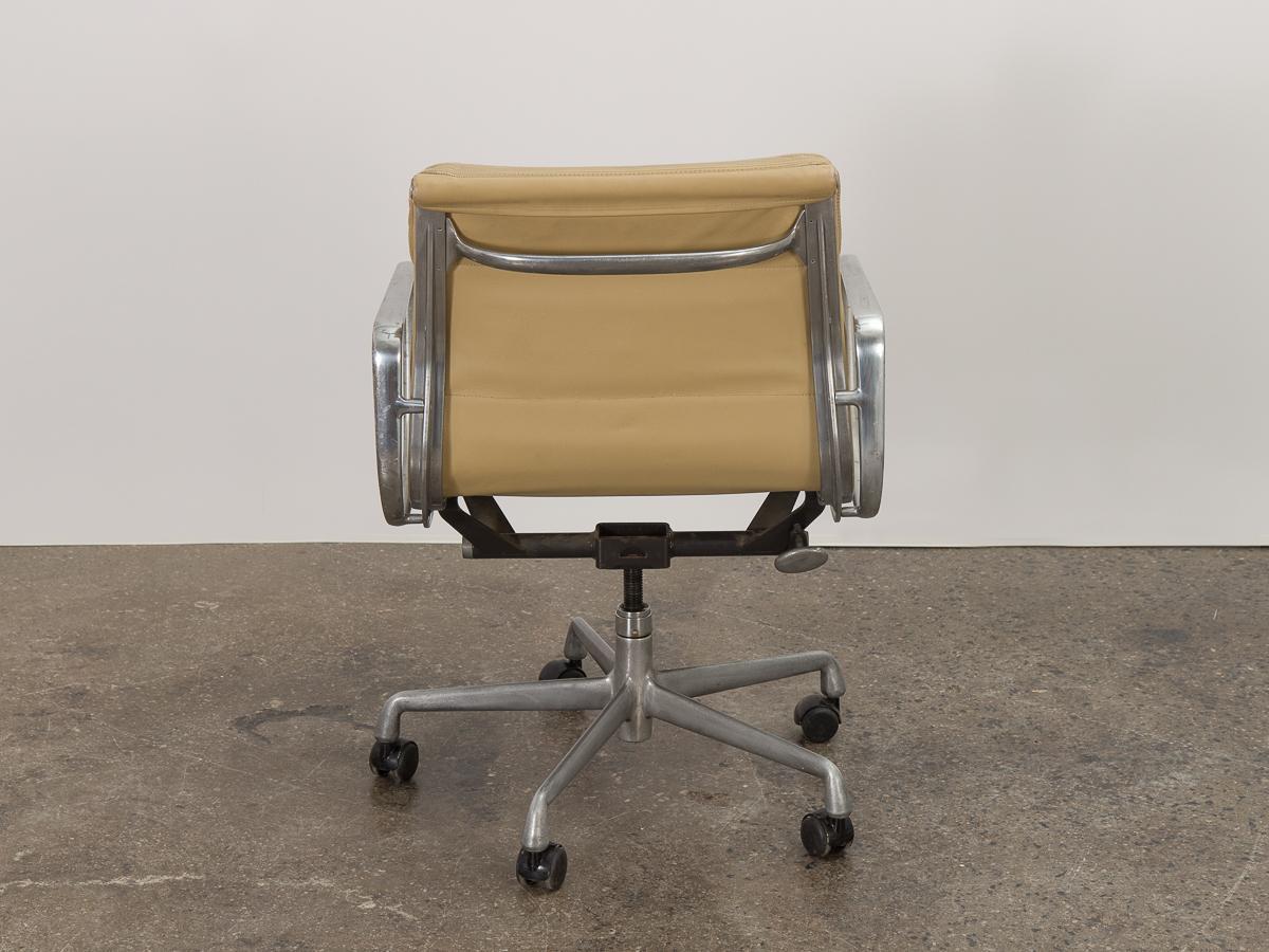 Soft Pad Management Swivel Chair In Good Condition In Brooklyn, NY