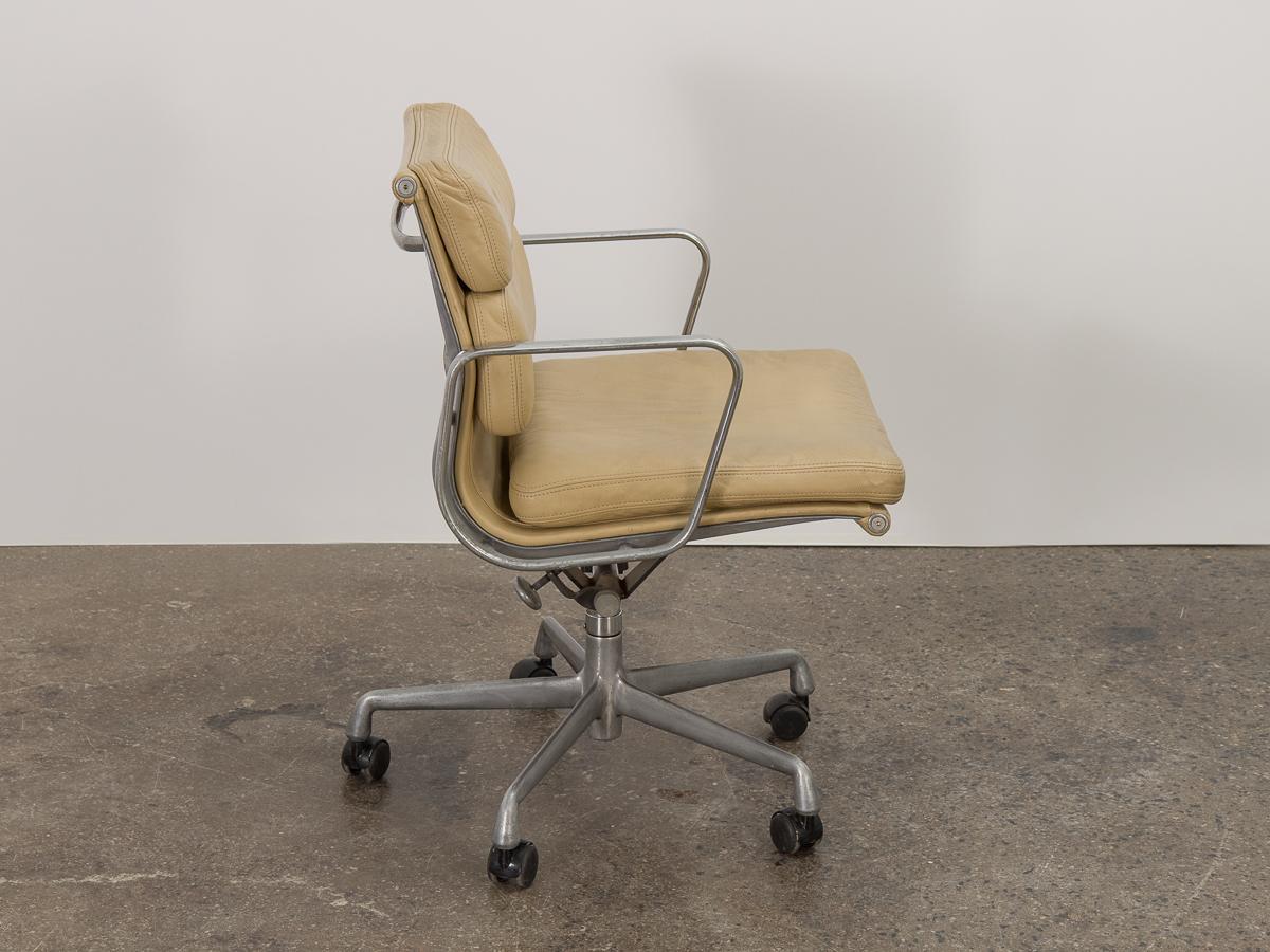 20th Century Soft Pad Management Swivel Chair