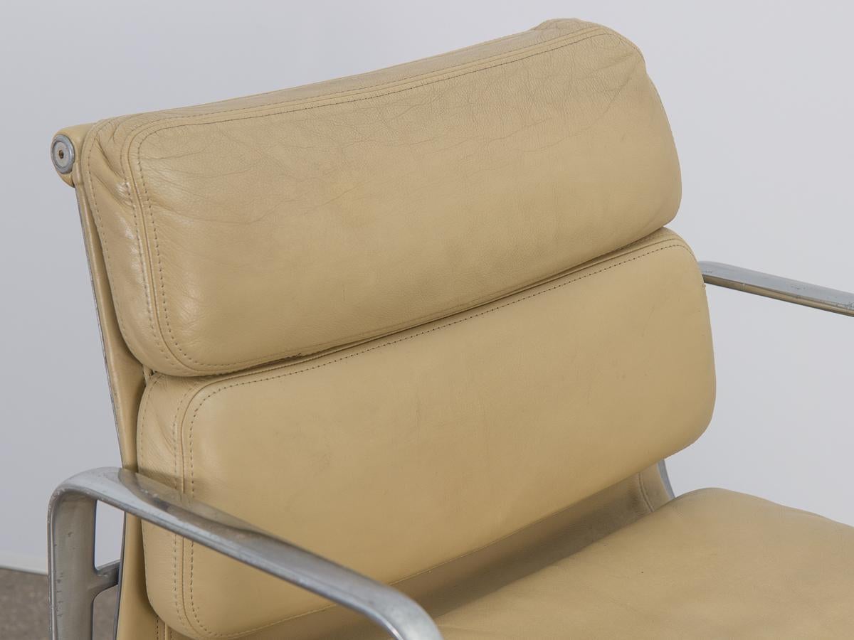 Soft Pad Management Swivel Chair 1