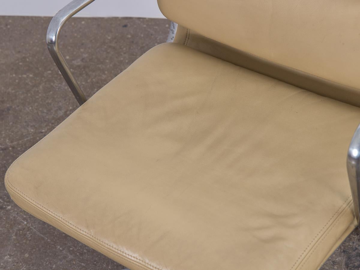 Soft Pad Management Swivel Chair 2