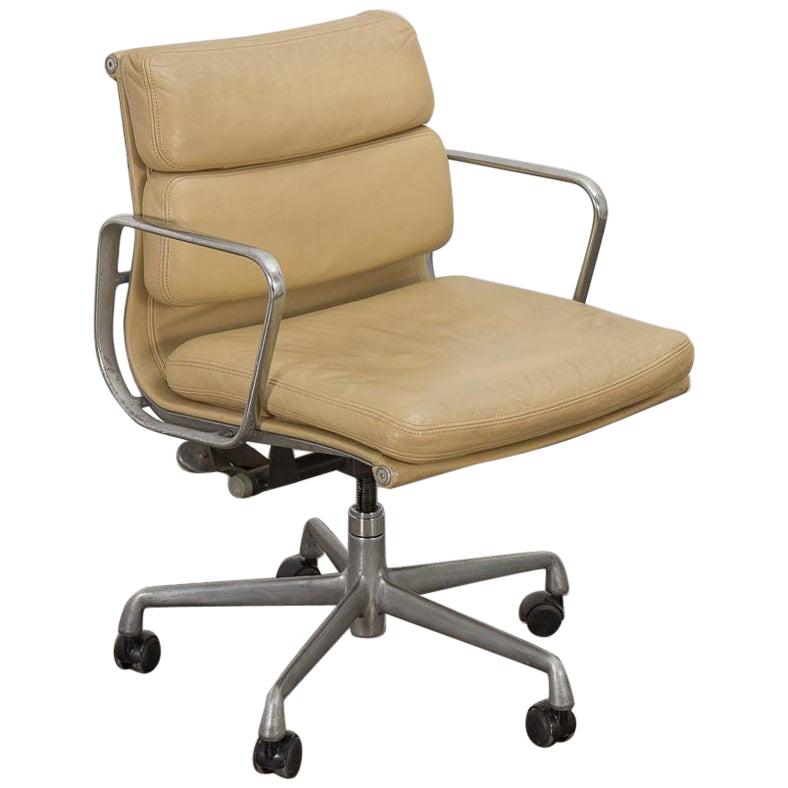 Soft Pad Management Swivel Chair