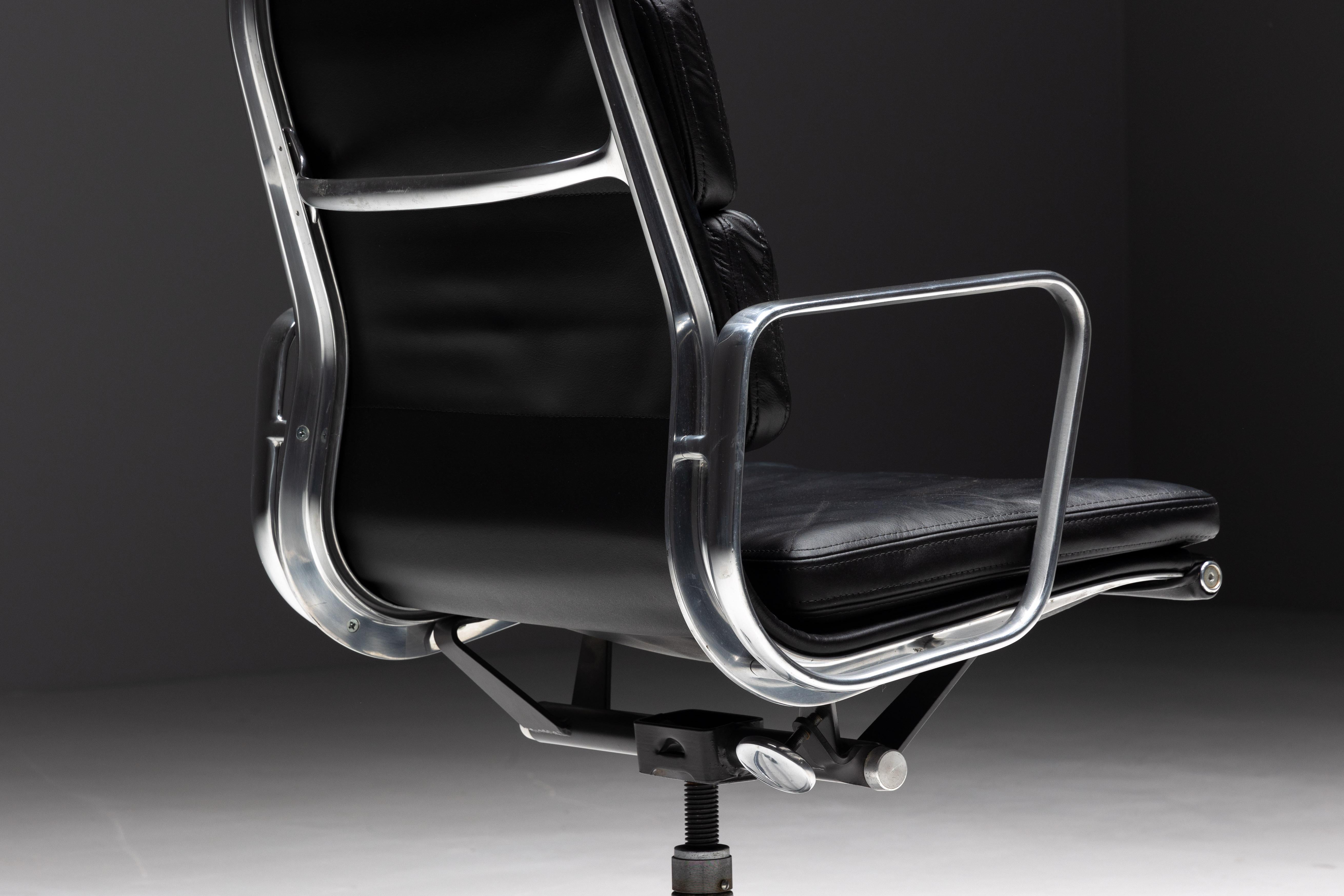 Cuir Chaise de bureau à coussin souple de Charles et Ray Eames pour Herman Miller, États-Unis, années 1960 en vente