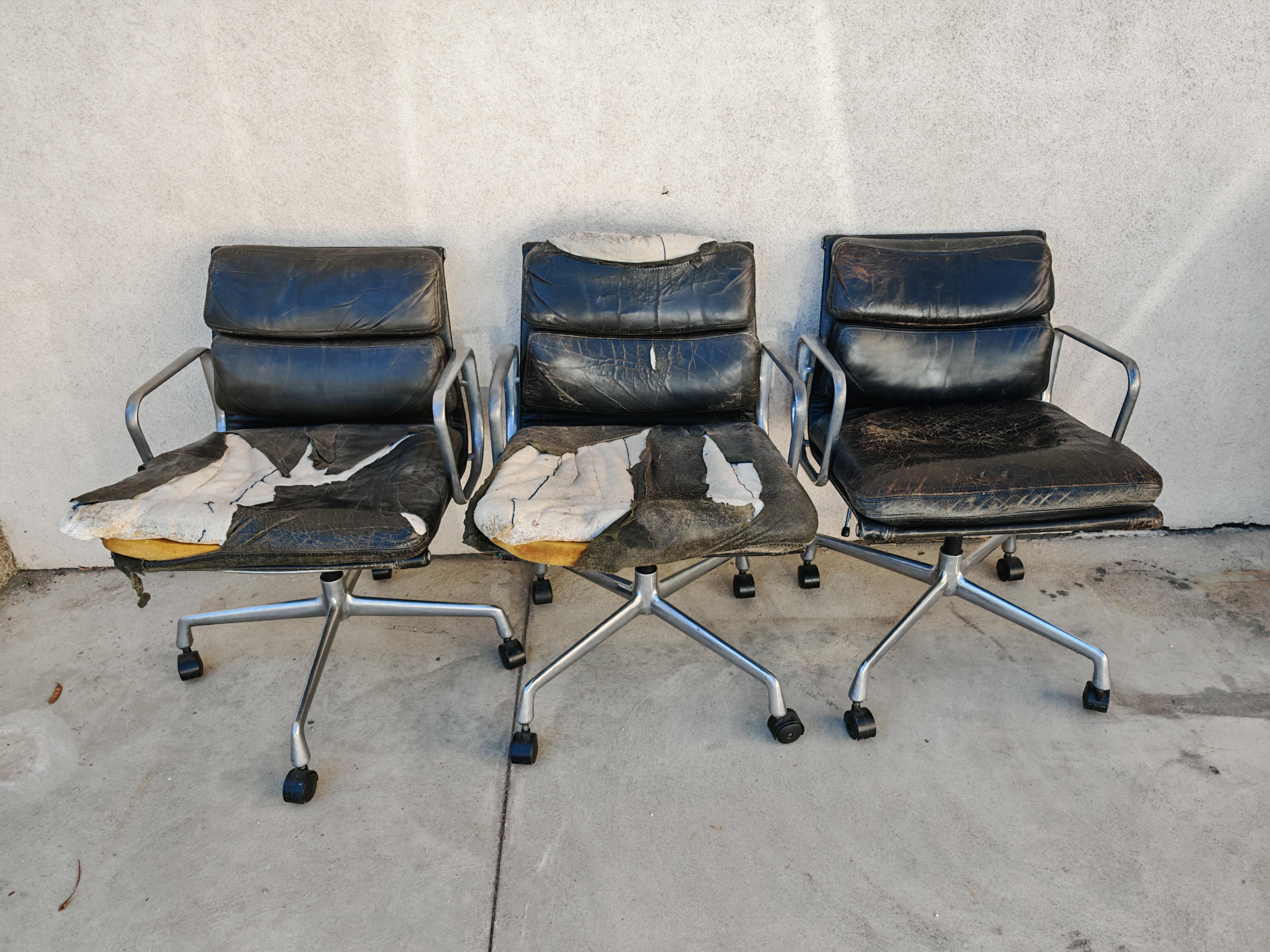 En este listado encontrarás un conjunto de 3 icónicas Sillas de oficina con cojín blando de Charles and Ray Eames. Las sillas han sido fabricadas por Ring Mobelfabrikk y tienen los datos del fabricante grabados debajo de los asientos, como se ve en