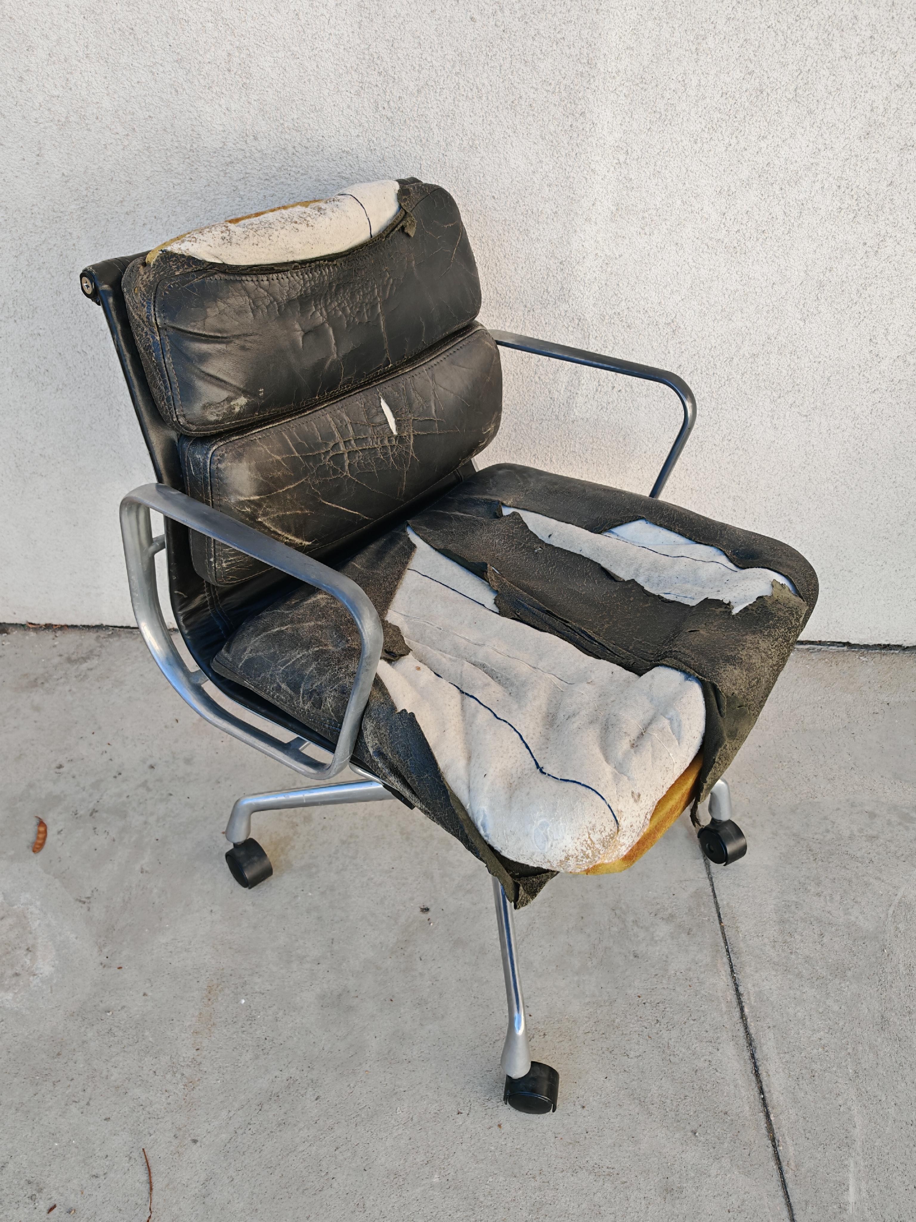 Sillas de oficina Soft Pad de Charles and Ray Eames fabricadas por Ring Mobelfabrik en Desgastado estado para la venta en Beograd, RS
