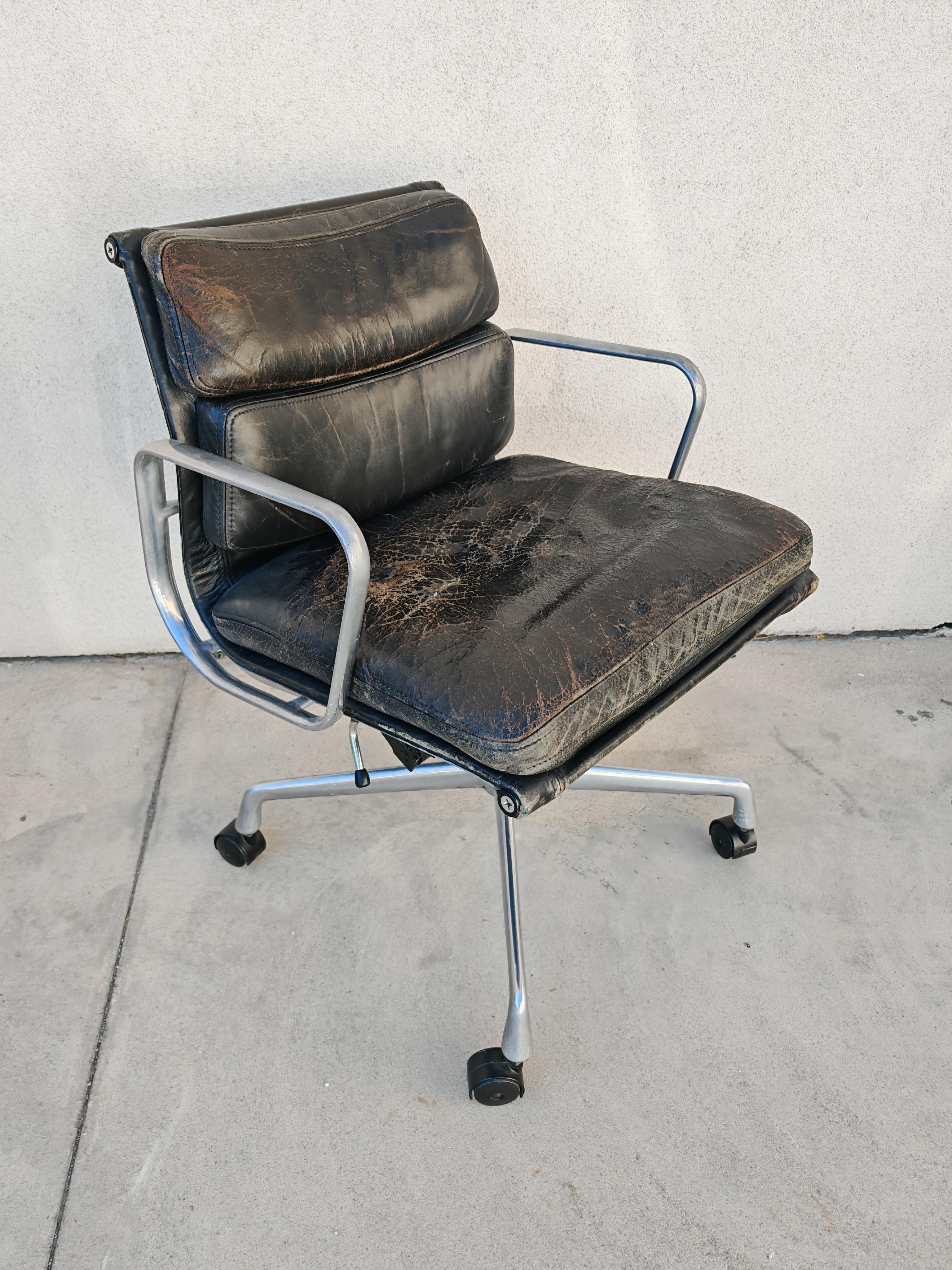 Sillas de oficina Soft Pad de Charles and Ray Eames fabricadas por Ring Mobelfabrik Aluminio en venta