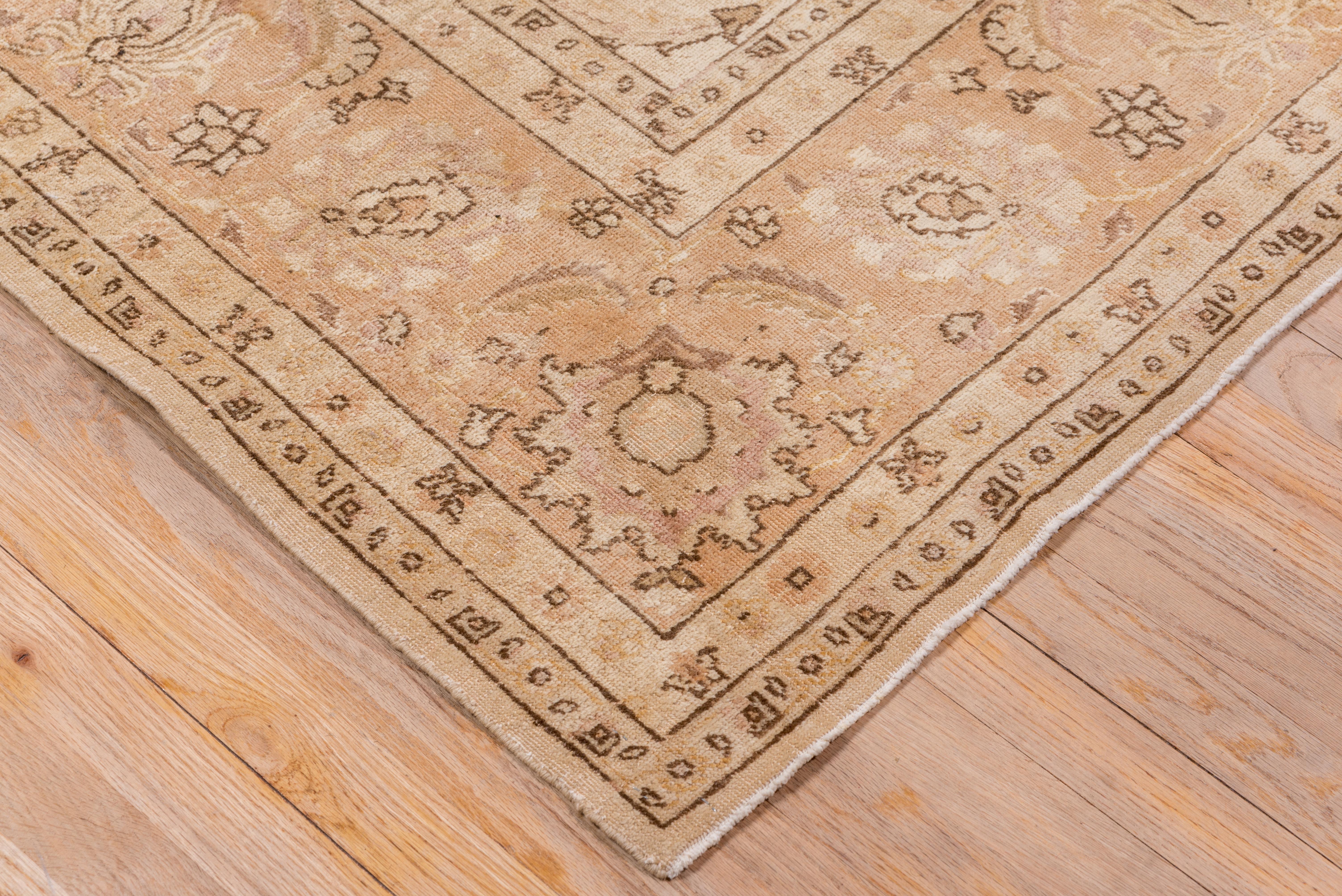Tappeto Soft Palette Tabriz In condizioni buone in vendita a New York, NY