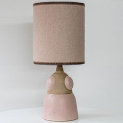 Lampe de table en céramique beige rose tendre, abat-jour en soie rose fait sur mesure par R. Houben