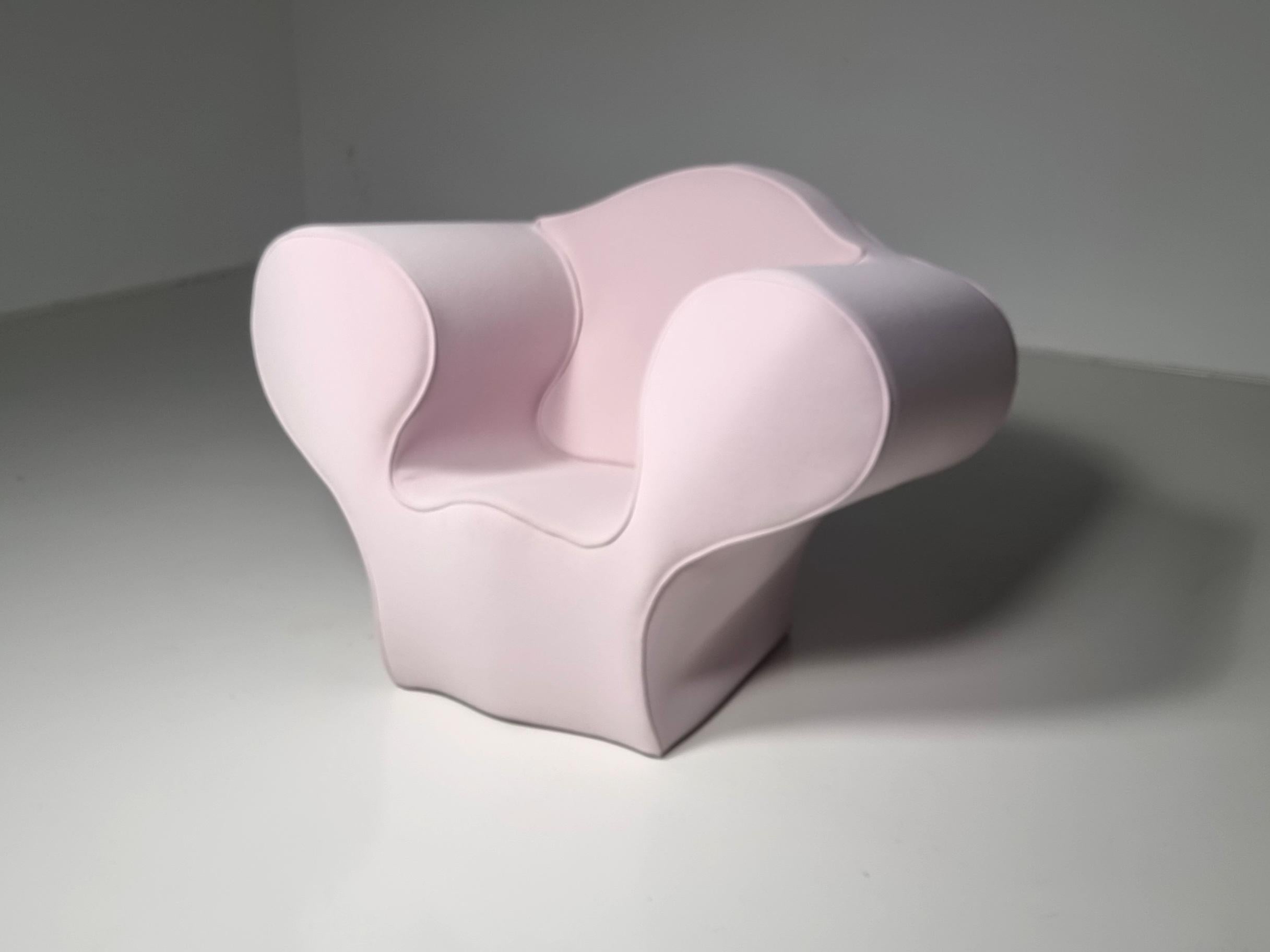 La collection big easy de Ron Arad a commencé par une chaise en acier conçue en 1988 et a depuis été déclinée sous d'autres formes en réinterprétant les matériaux et les processus de production. Cette fantastique chaise sculpturale, qui attire tous