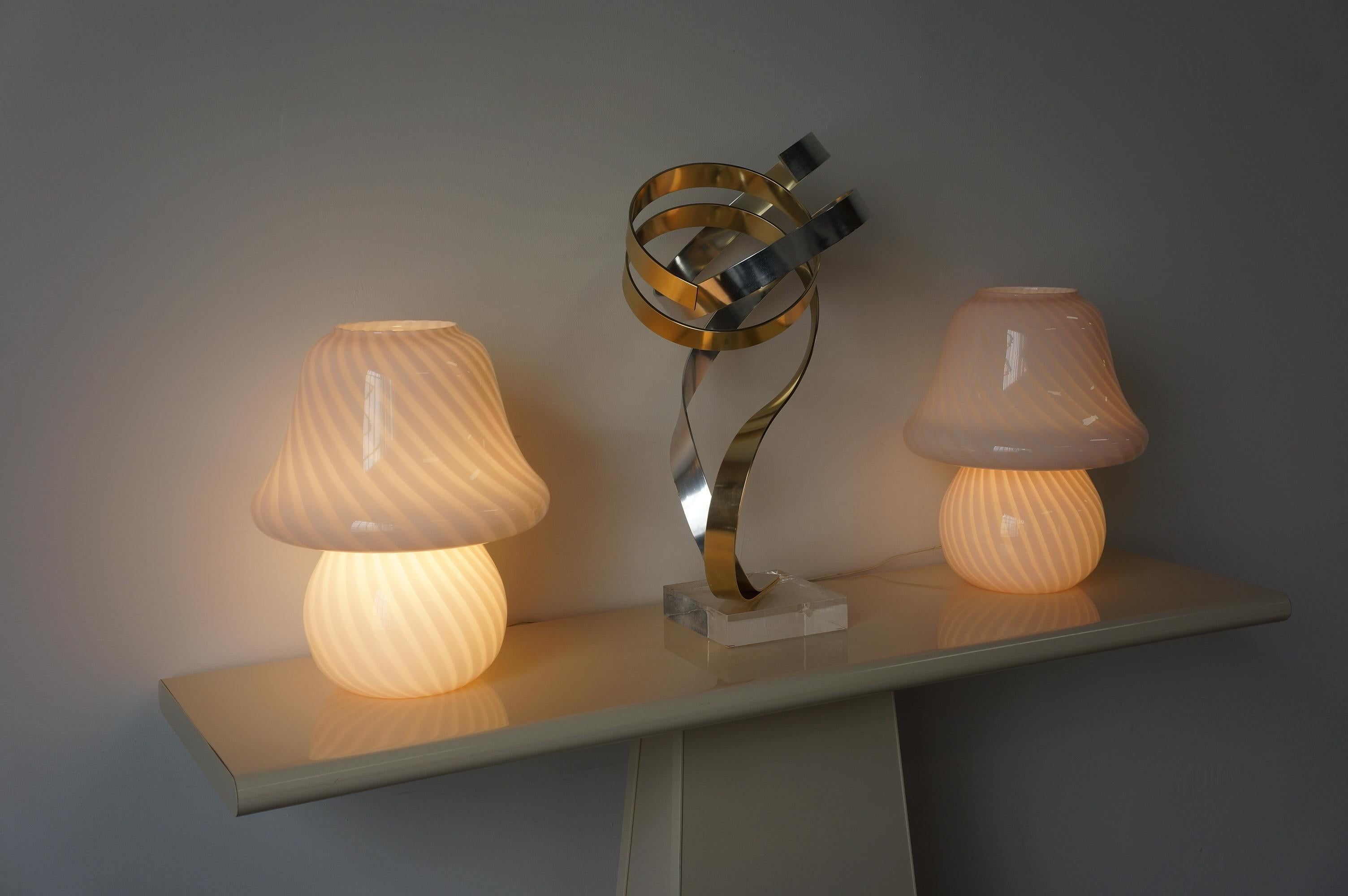 Soft pink Murano flared mushroom lamp In Good Condition For Sale In Toronto, ON