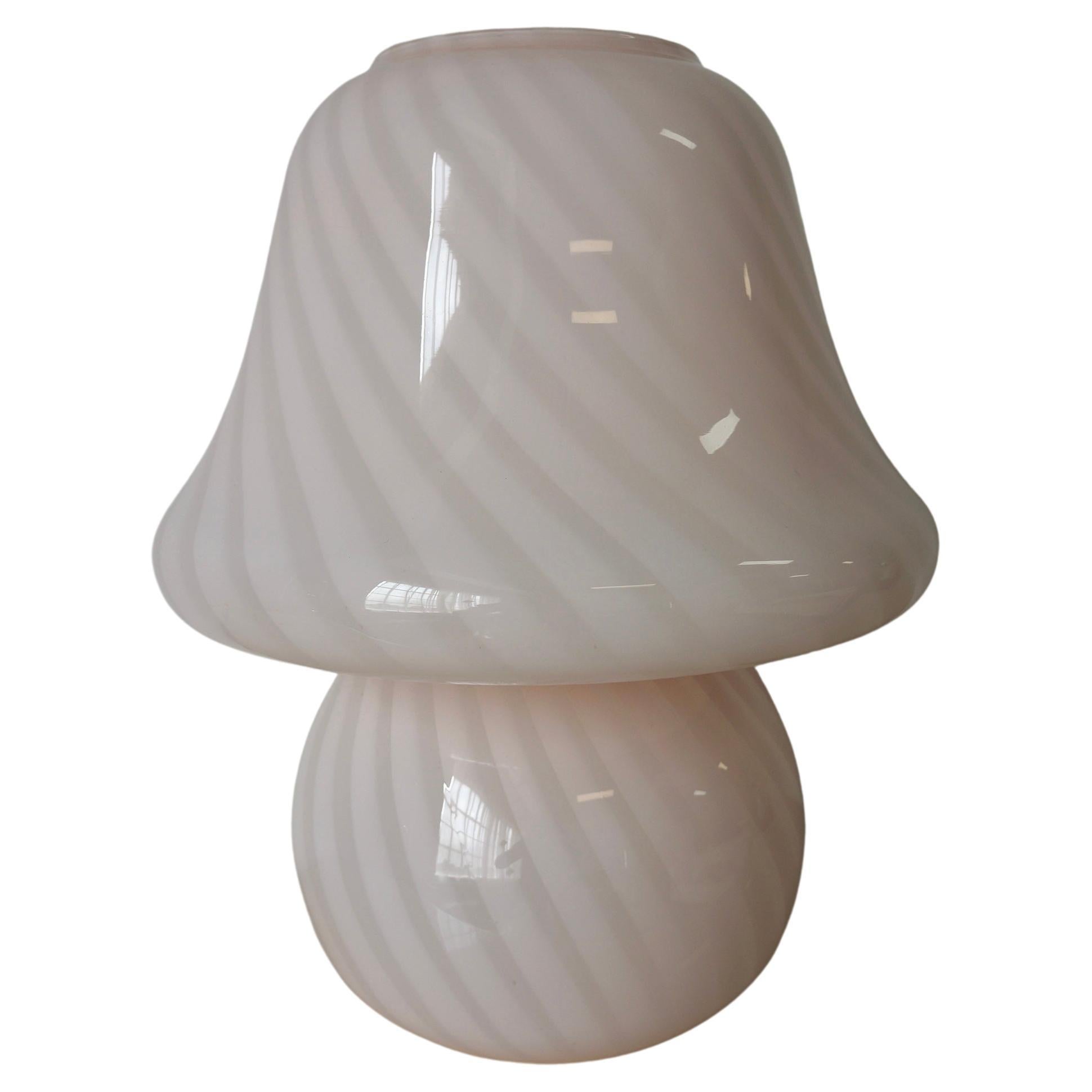 Superbe lampe champignon en verre d'art de Murano avec une forme évasée au sommet. Il a été fabriqué à l'origine sur l'île de Murano, en Italie, dans les années 1970, par des artisans verriers de Murano. La forme et la taille de ce champignon sont