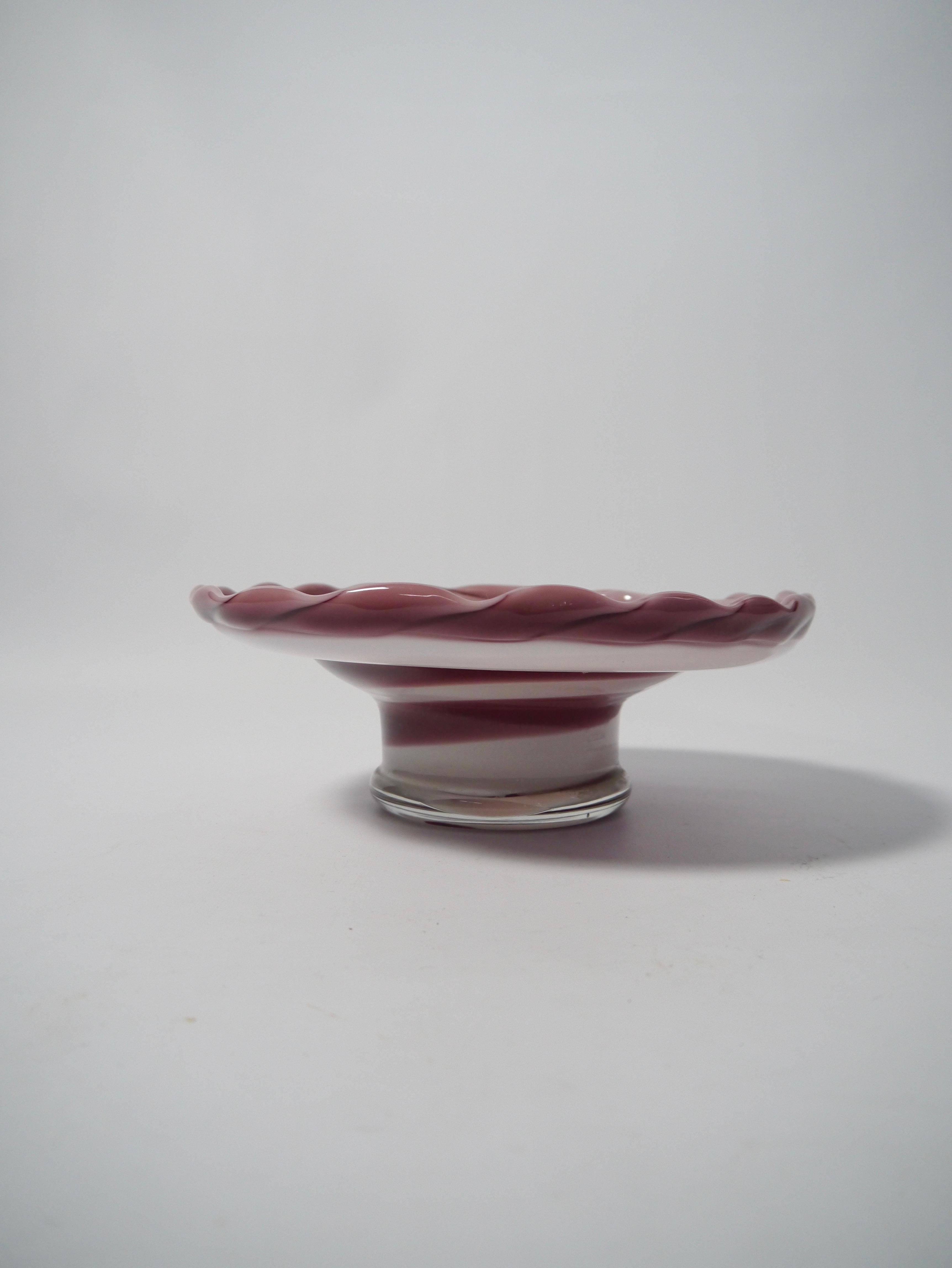 Plat / centre de table en verre Murano rose tendre, fabriqué en Italie dans les années 1950.
