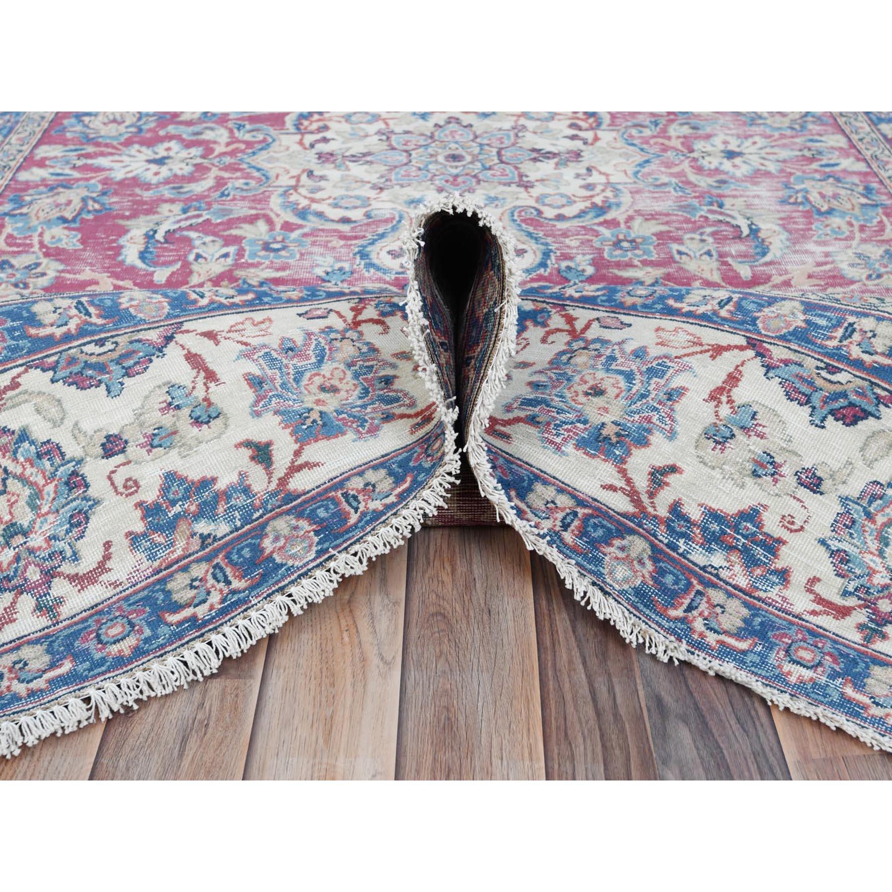 Weichrosa Vintage Persischer Kerman handgeknüpfter, getragener, dünner Wollteppich in Rosa (Mitte des 20. Jahrhunderts) im Angebot