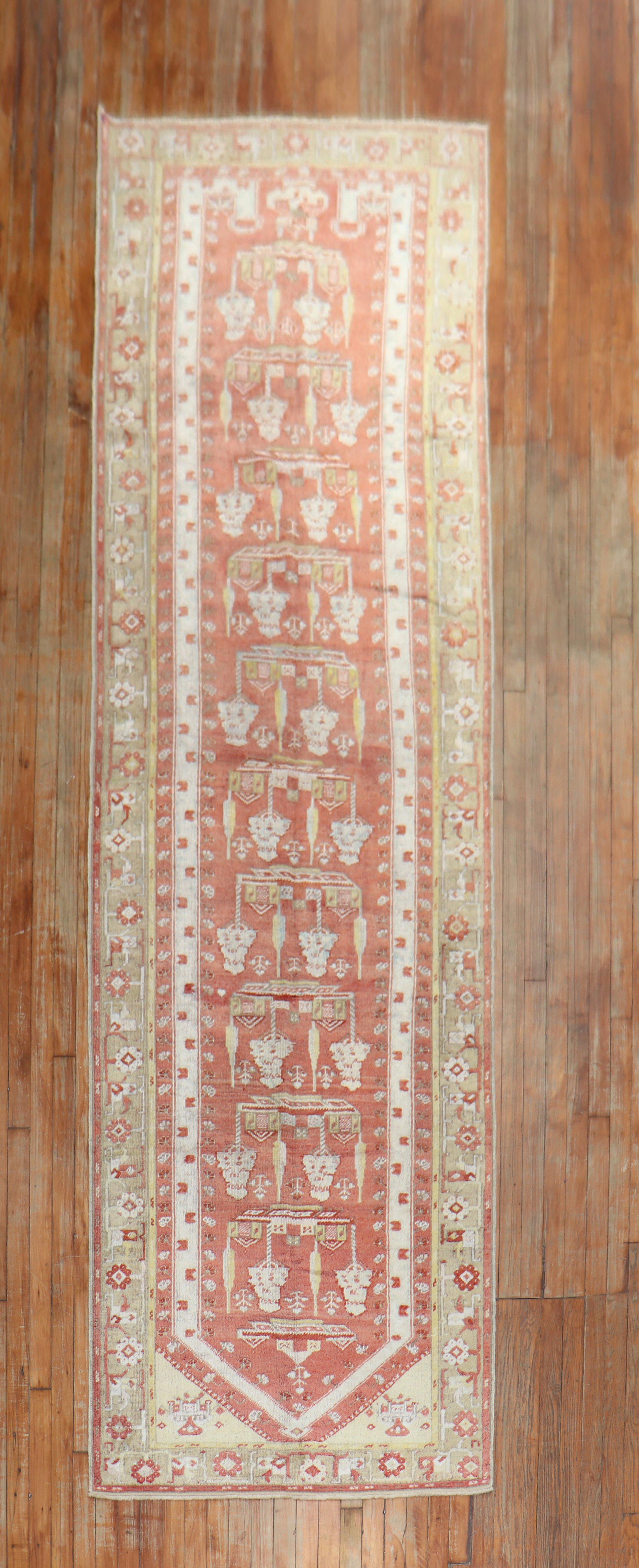 Un antique tapis turc Melas avec un motif de prière dans un rouge doux prédominant 

Mesures : 3'5'' x 13'.