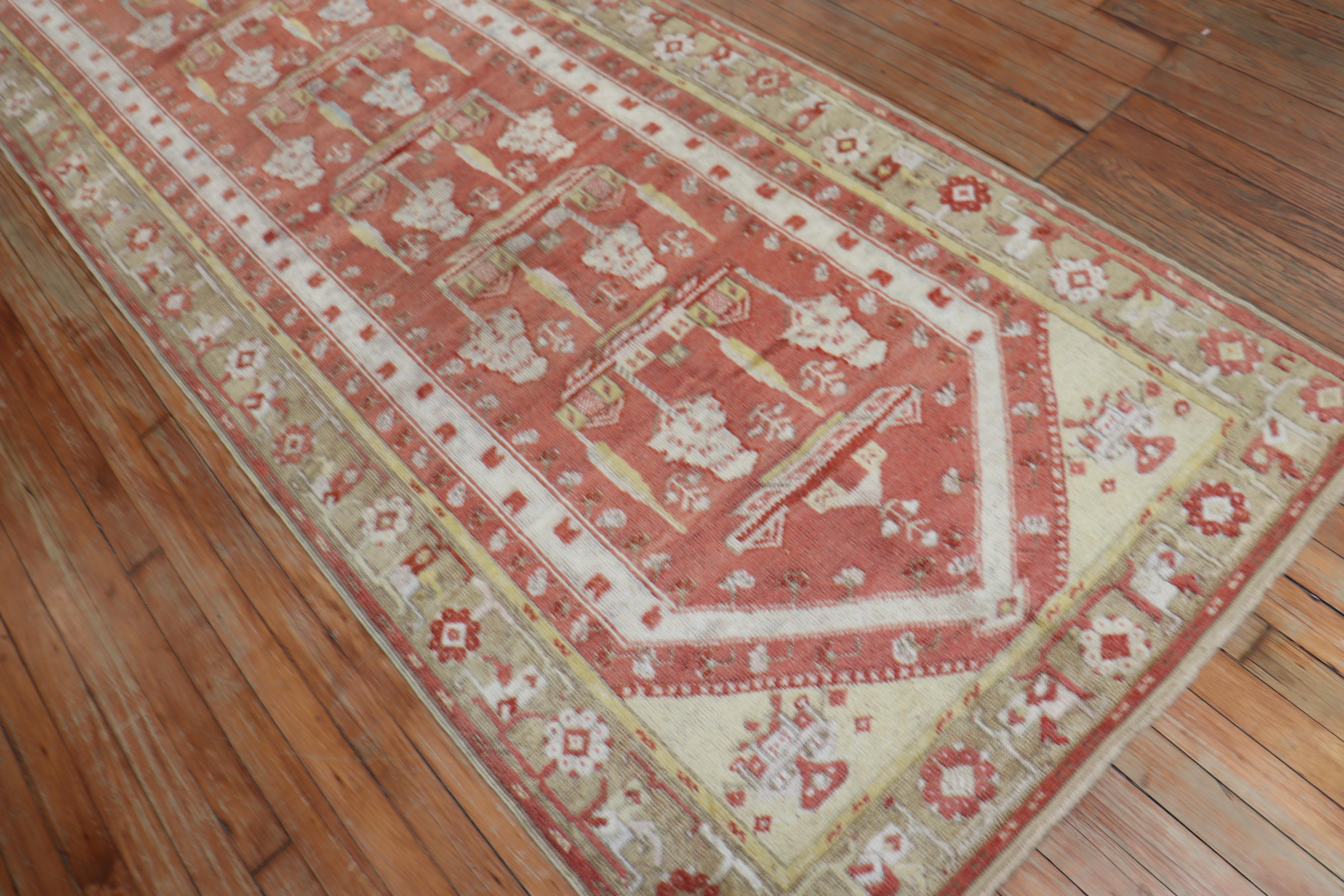 Turc Tapis de couloir Melas turc ancien rouge doux du début du 20ème siècle en vente