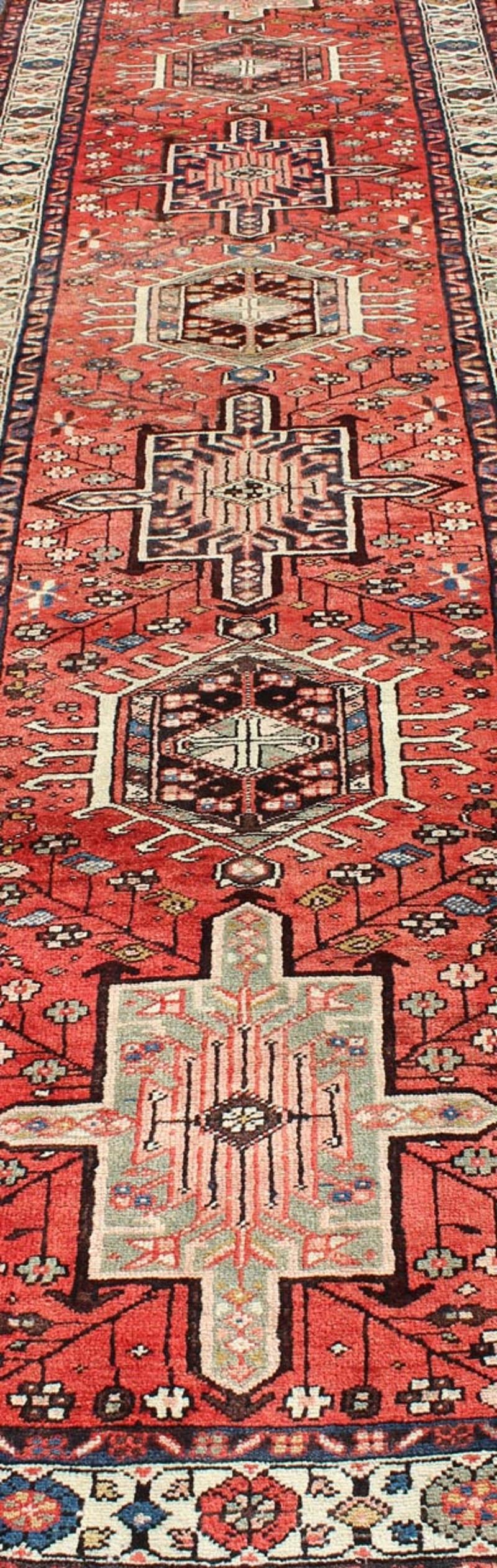 Weichroter persischer Karadjeh-Läufer mit geometrischem Medaillon, Vintage im Angebot 2