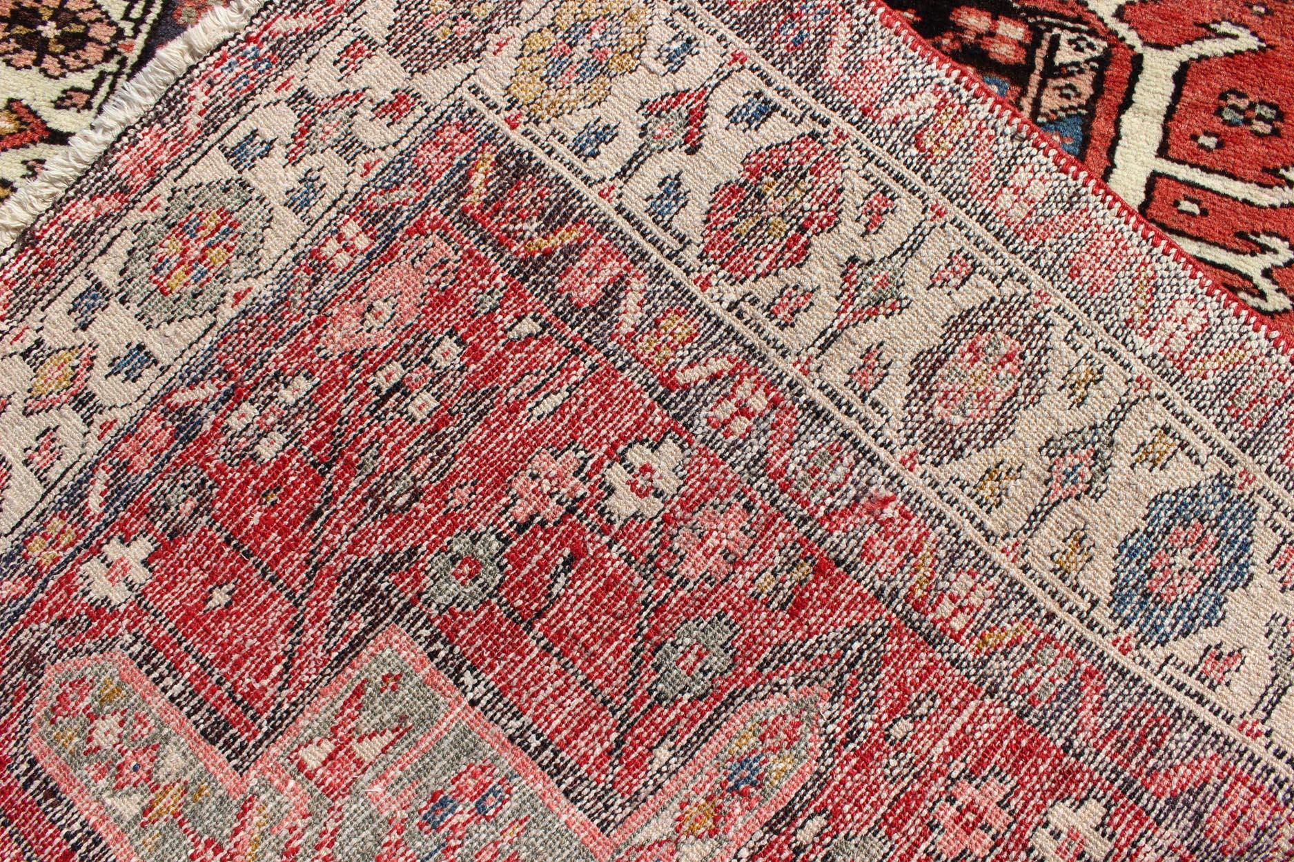 Weichroter persischer Karadjeh-Läufer mit geometrischem Medaillon, Vintage im Angebot 4