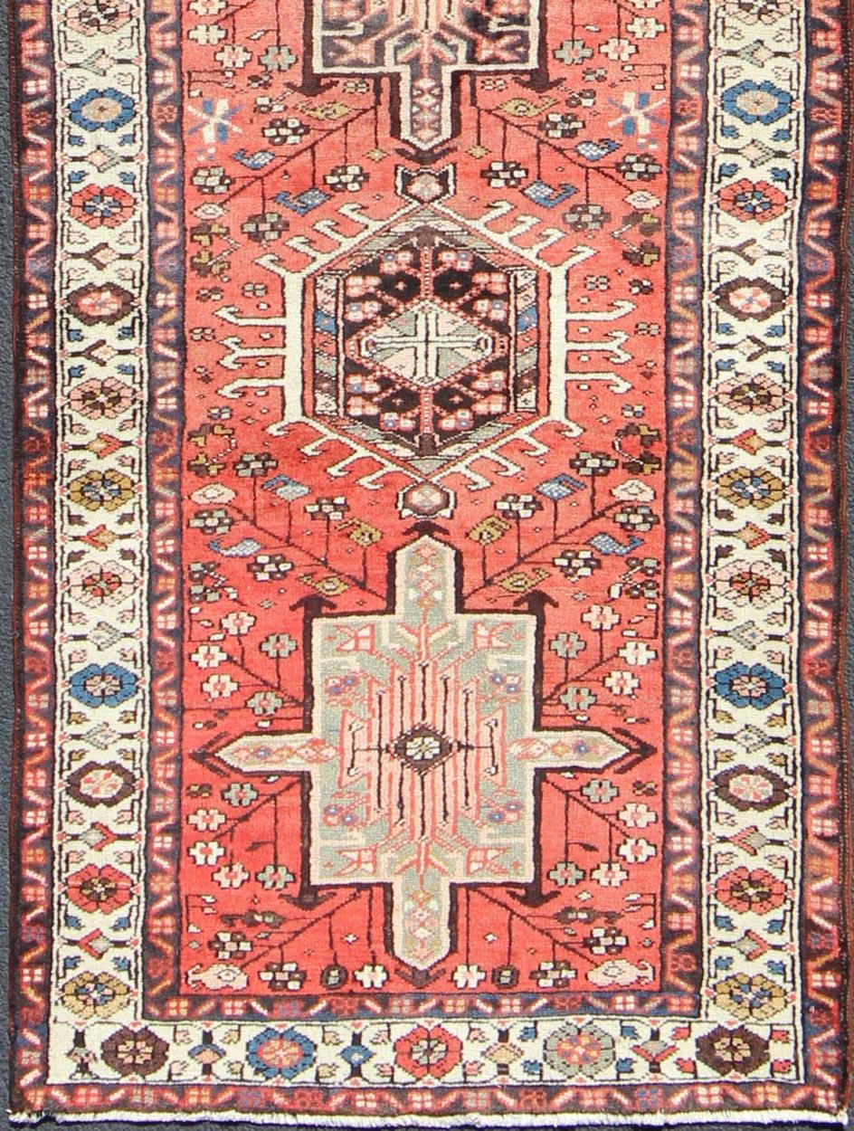 Karadjeh Läufer Persisch Vintage geometrisches Muster mit rotem Hintergrund, Teppich h-503-04, Herkunftsland / Typ: Iran / Karadjeh, um 1950.

Dieser handgewebte persische Karadjeh-Läufer aus der Mitte des 20. Jahrhunderts zeigt ein rotes Feld mit