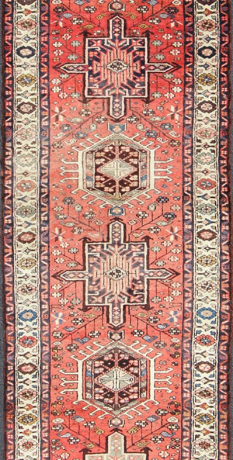 Weichroter persischer Karadjeh-Läufer mit geometrischem Medaillon, Vintage (Stammeskunst) im Angebot